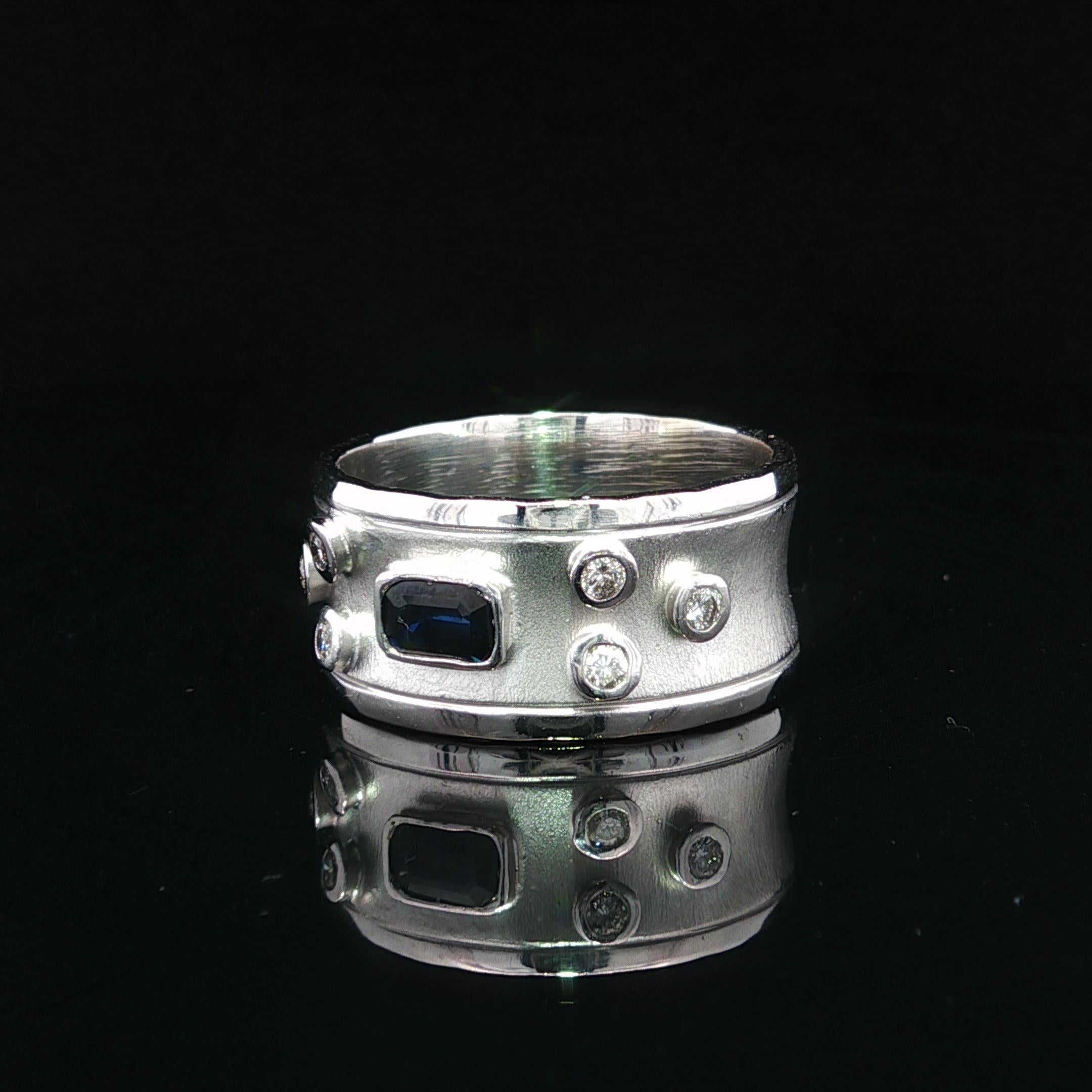 Anello a fascia in oro bianco 14k con zaffiro e diamante, largo e concavo, con finitura spazzolata e lucida In condizioni ottime in vendita a Montclair, NJ