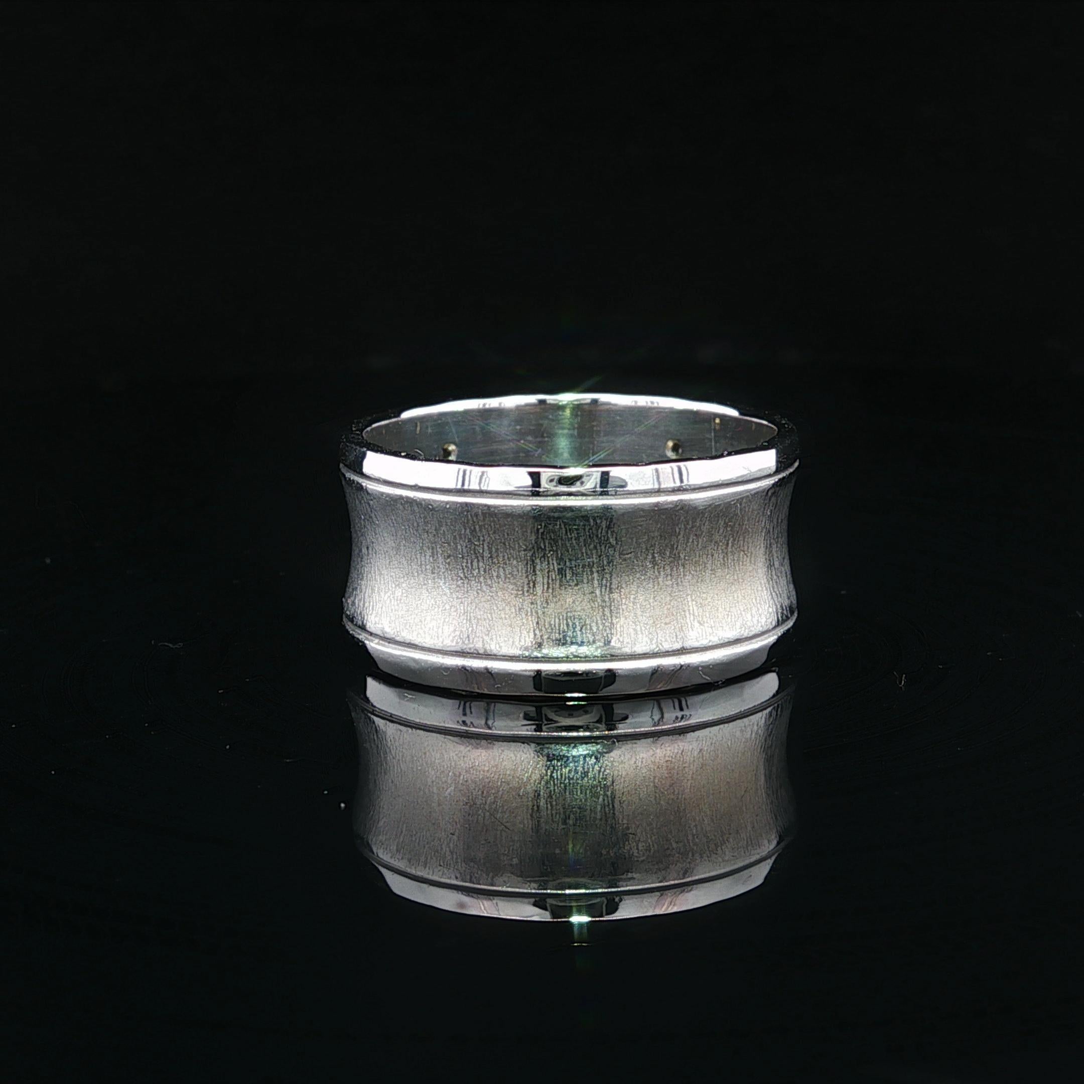 Donna Anello a fascia in oro bianco 14k con zaffiro e diamante, largo e concavo, con finitura spazzolata e lucida in vendita