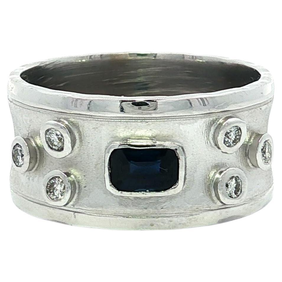 Anello a fascia in oro bianco 14k con zaffiro e diamante, largo e concavo, con finitura spazzolata e lucida in vendita