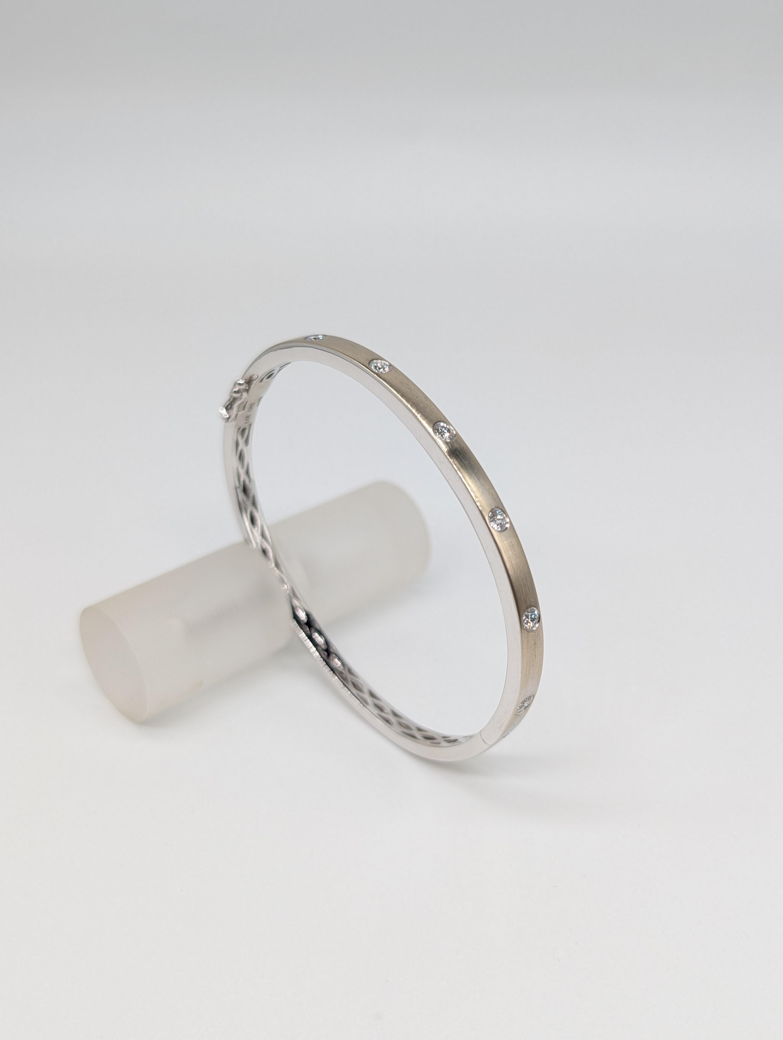 Taglio rotondo Bracciale in oro bianco satinato 14K con 7 diamanti rotondi per un totale di 0,45 carati in vendita