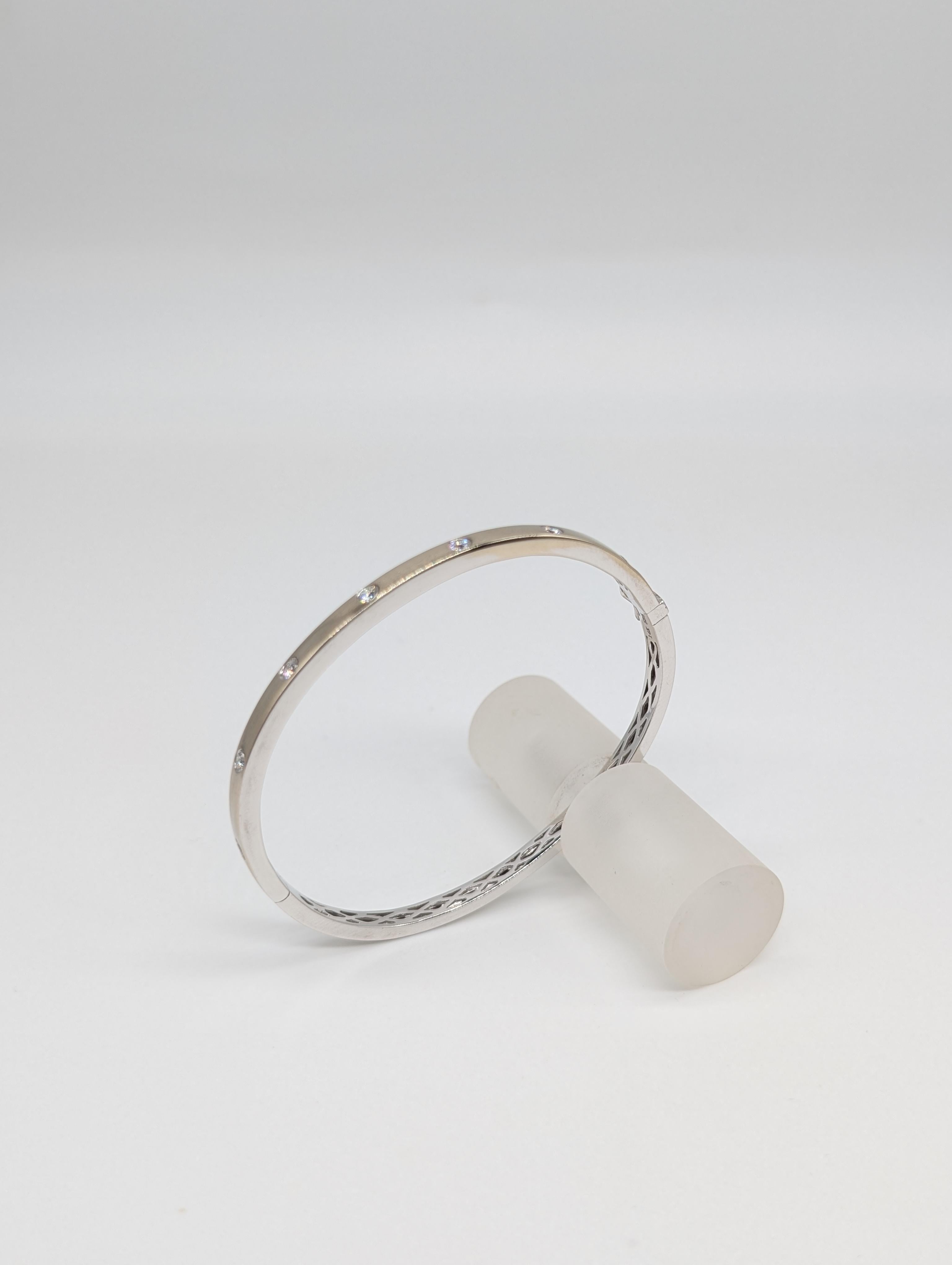 Bracciale in oro bianco satinato 14K con 7 diamanti rotondi per un totale di 0,45 carati In condizioni Nuovo in vendita a New York, US