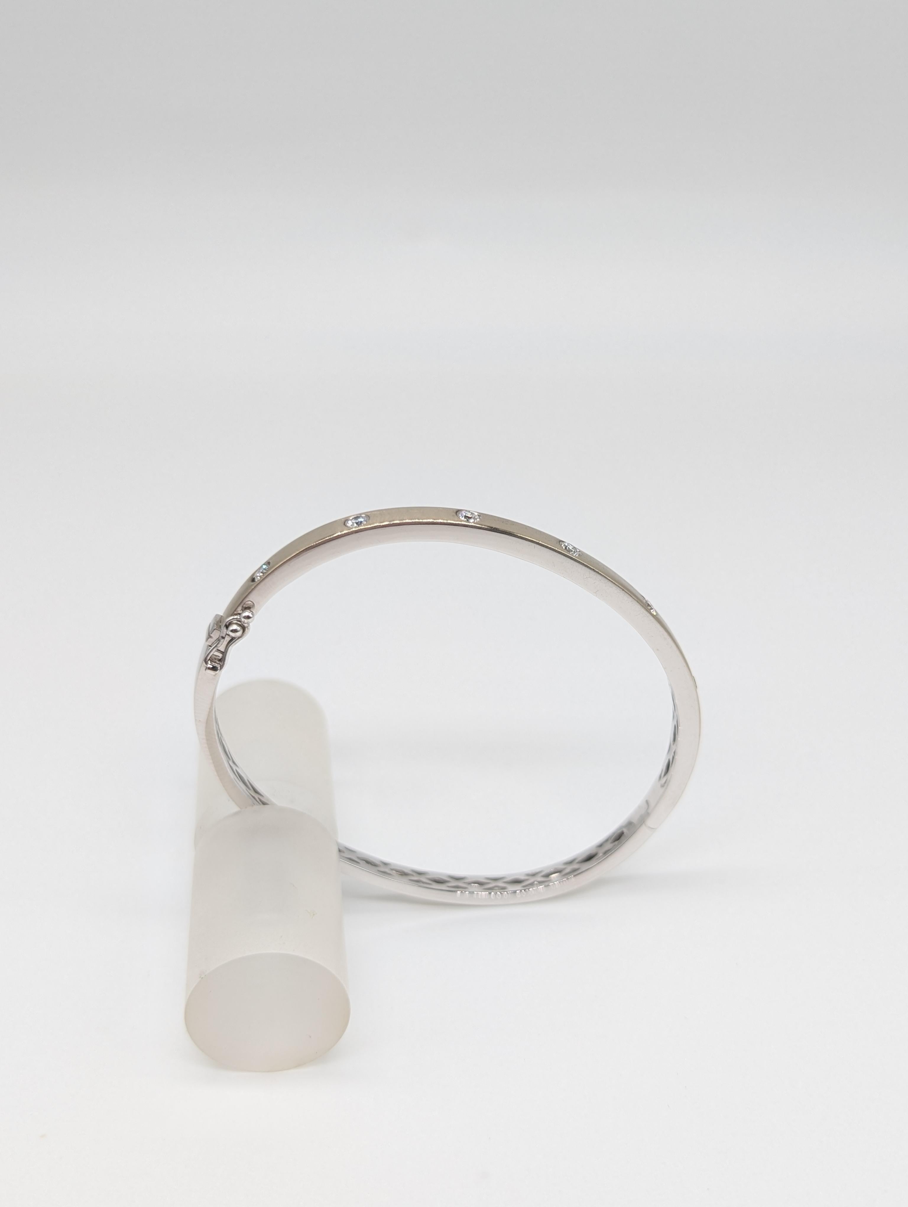 Bracciale in oro bianco satinato 14K con 7 diamanti rotondi per un totale di 0,45 carati in vendita 1