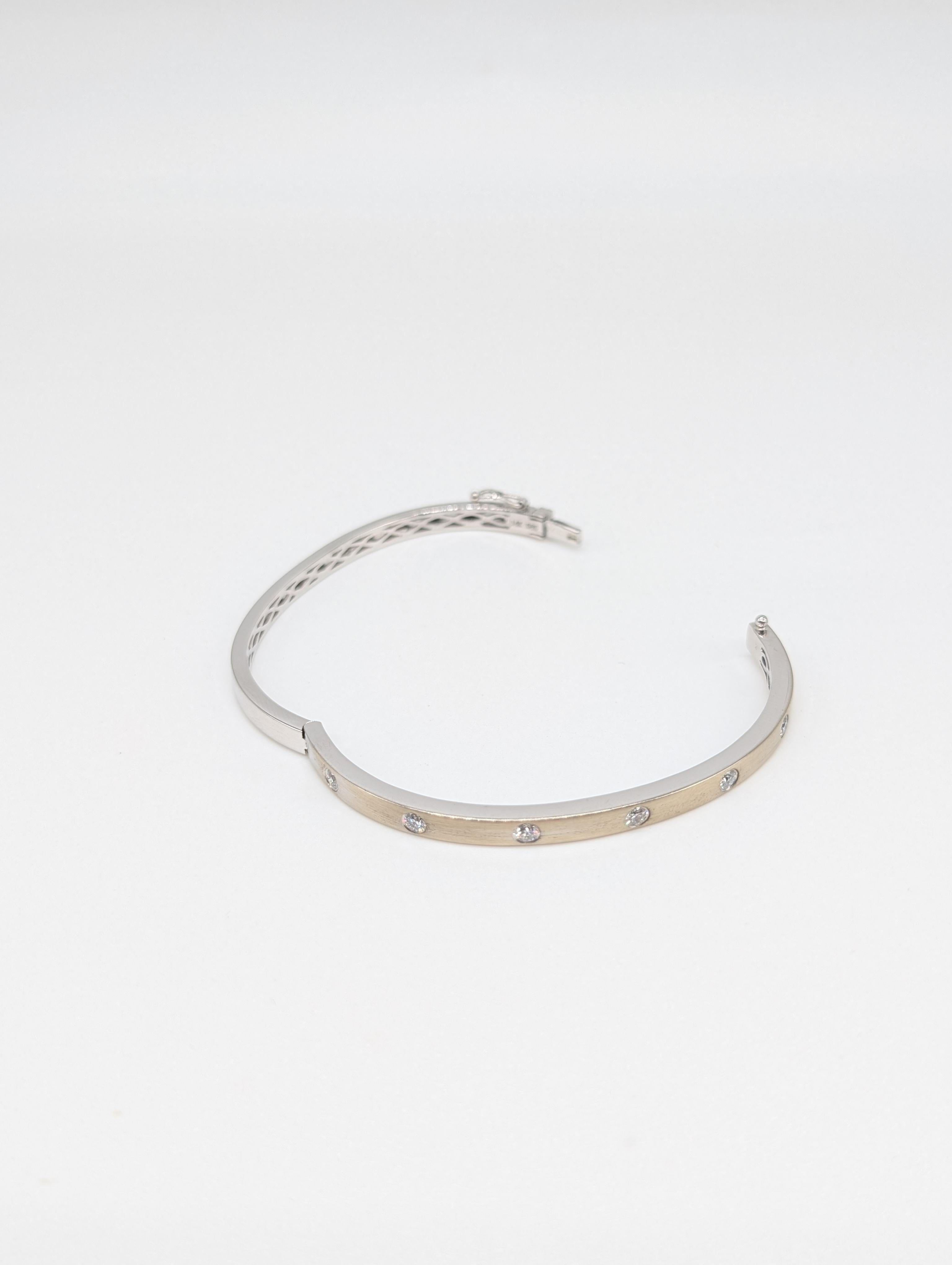 Bracciale in oro bianco satinato 14K con 7 diamanti rotondi per un totale di 0,45 carati in vendita 2