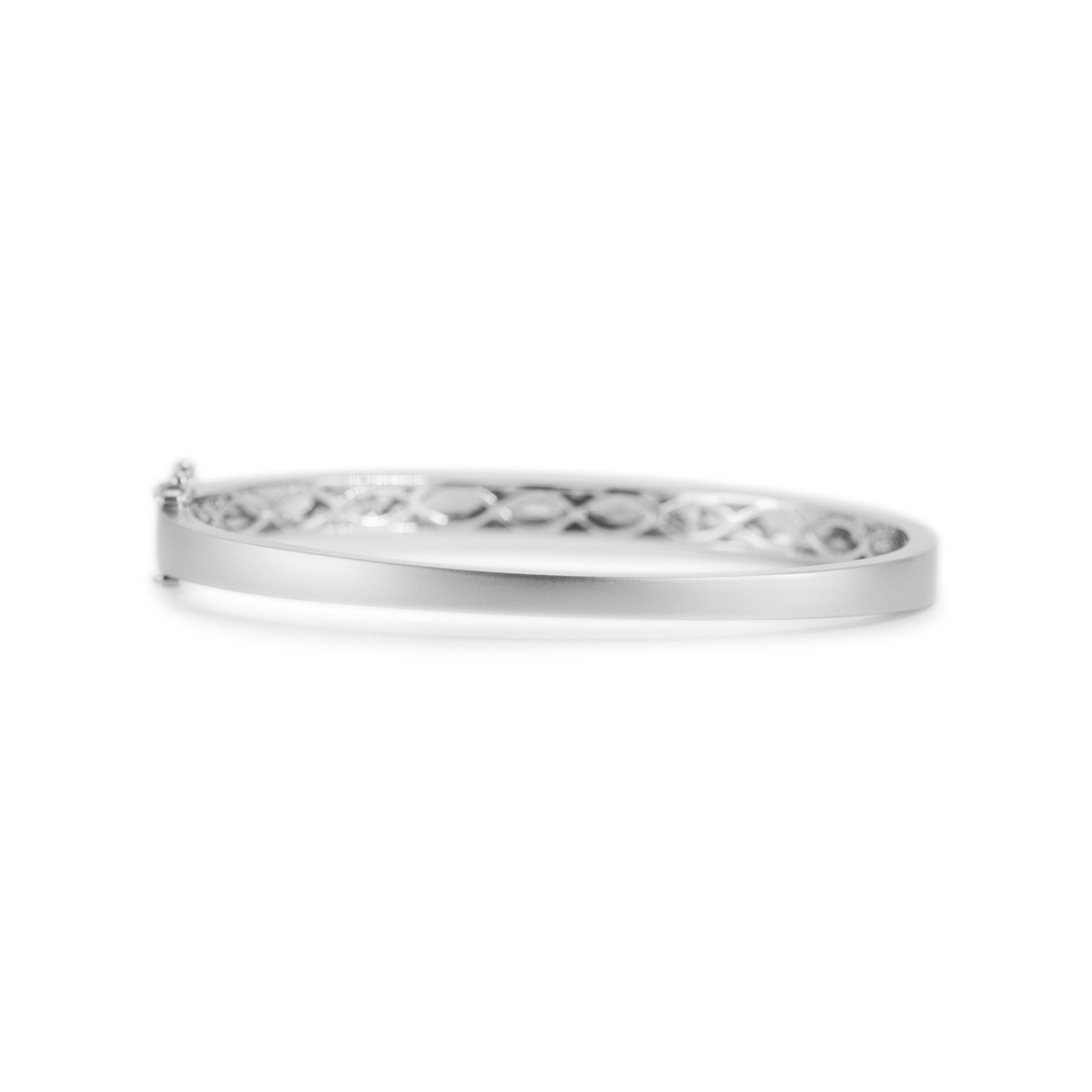 Genre : Mesdames

Type de métal : Or blanc 14K

Longueur : 6.00 pouces

Largeur : 5,25 mm se rétrécissant à 3,30 mm

Poids : 13,54 grammes

Un bracelet bangle en or blanc 14K et diamants pour femme. Le métal a été testé et il a été déterminé qu'il
