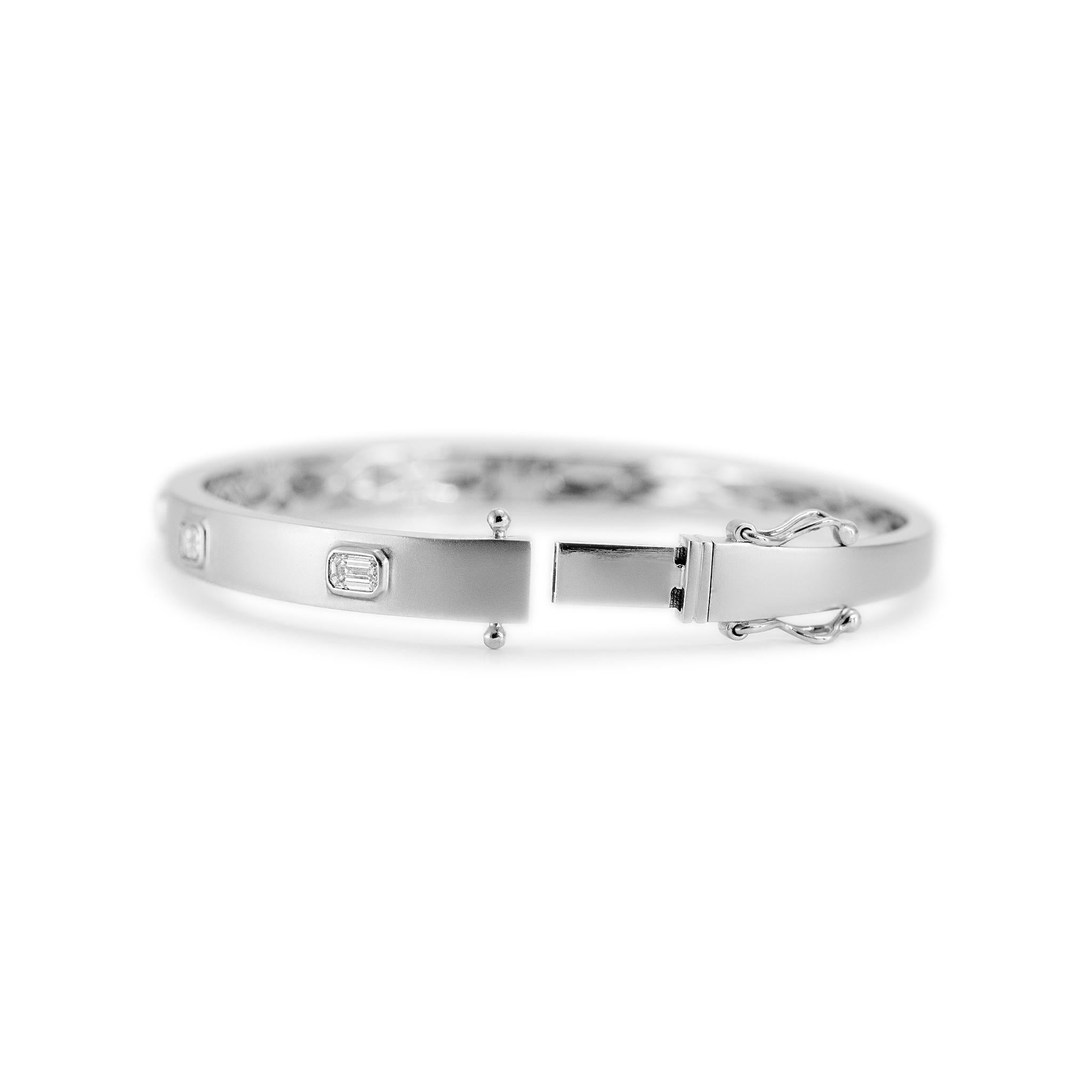 Taille émeraude Bracelet jonc en or blanc 14 carats satiné avec cinq diamants de taille émeraude croisés en vente