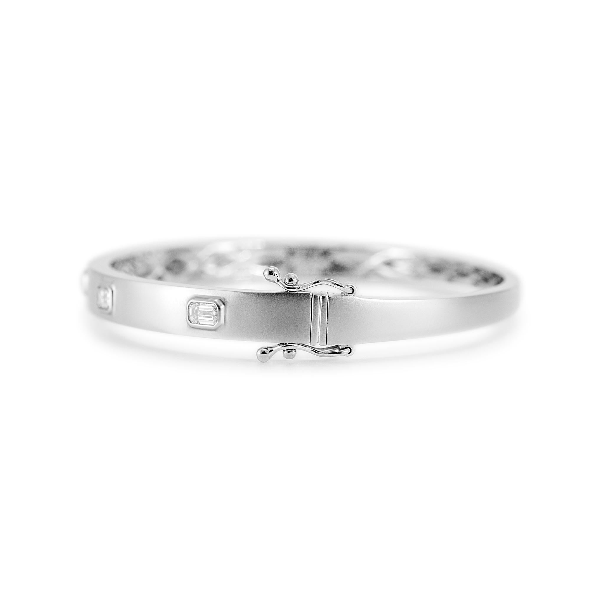 Bracelet jonc en or blanc 14 carats satiné avec cinq diamants de taille émeraude croisés Excellent état - En vente à Houston, TX