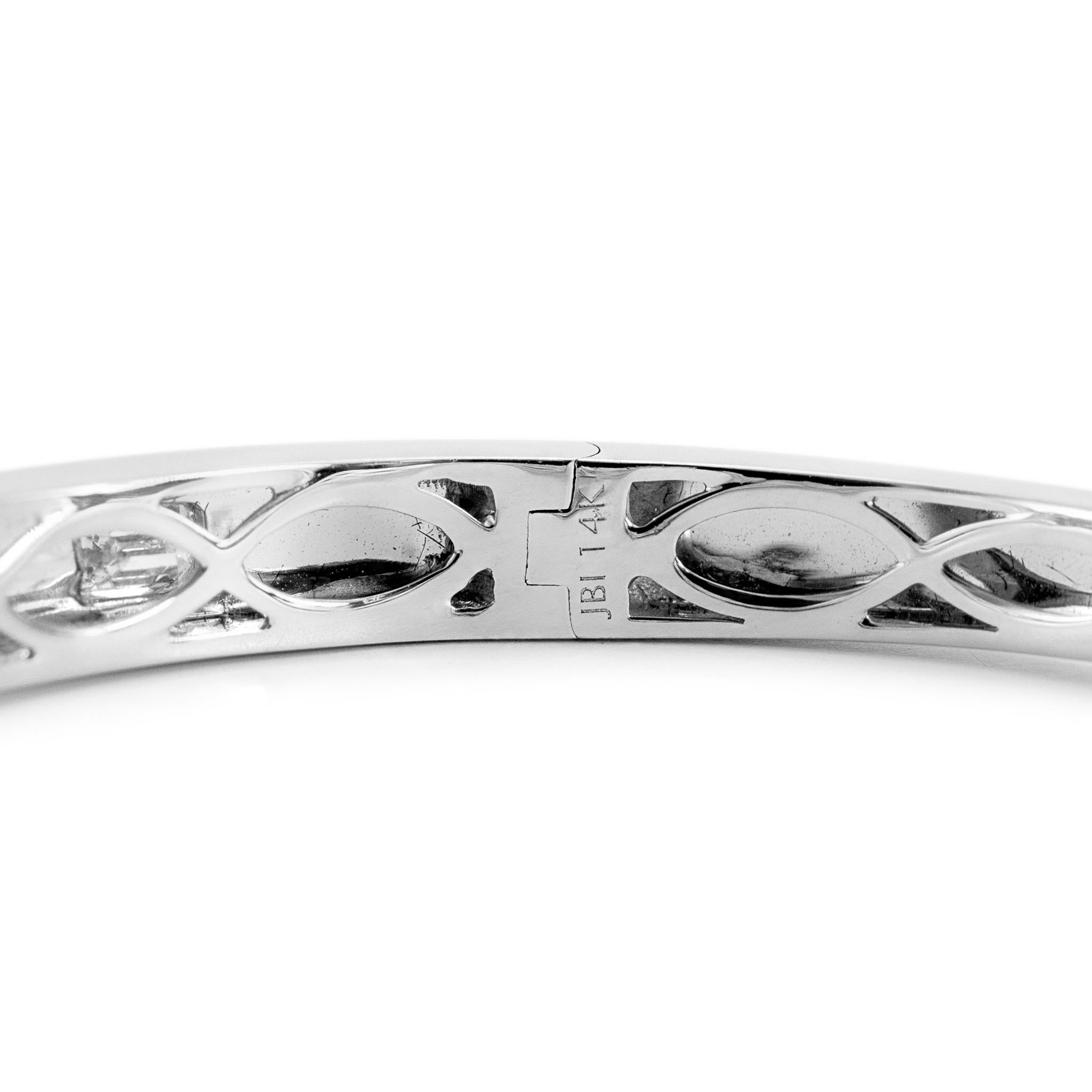 Bracelet jonc en or blanc 14 carats satiné avec cinq diamants de taille émeraude croisés Pour femmes en vente