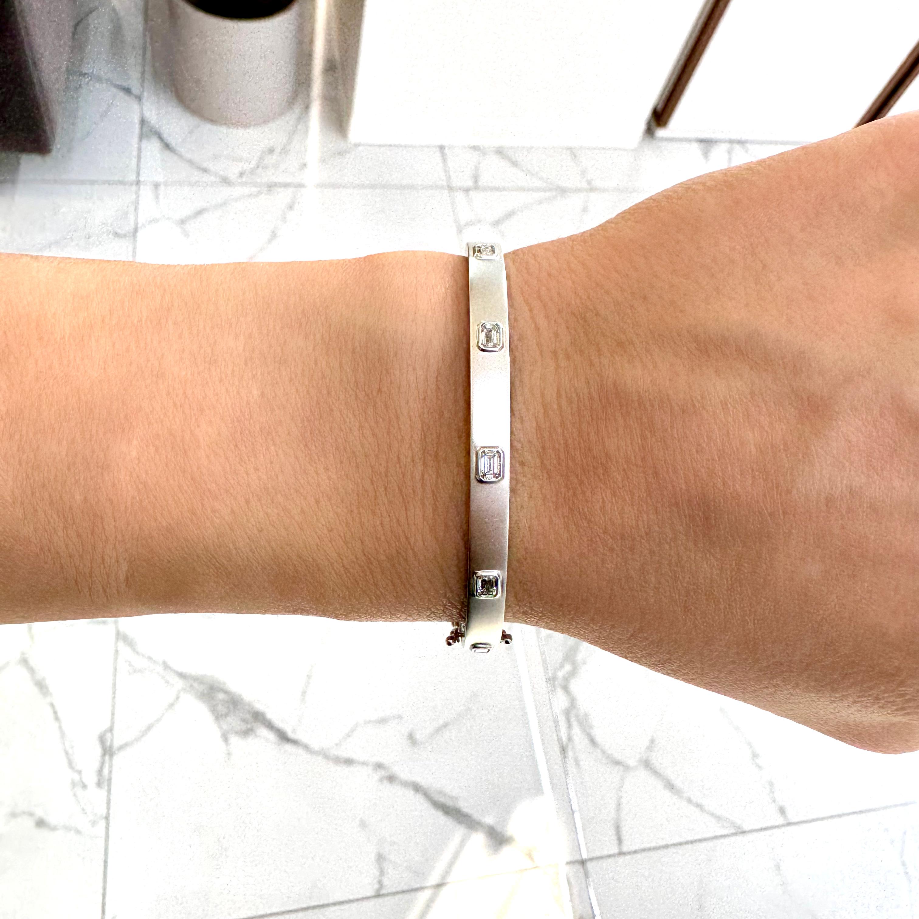 Bracelet jonc en or blanc 14 carats satiné avec cinq diamants de taille émeraude croisés en vente 1