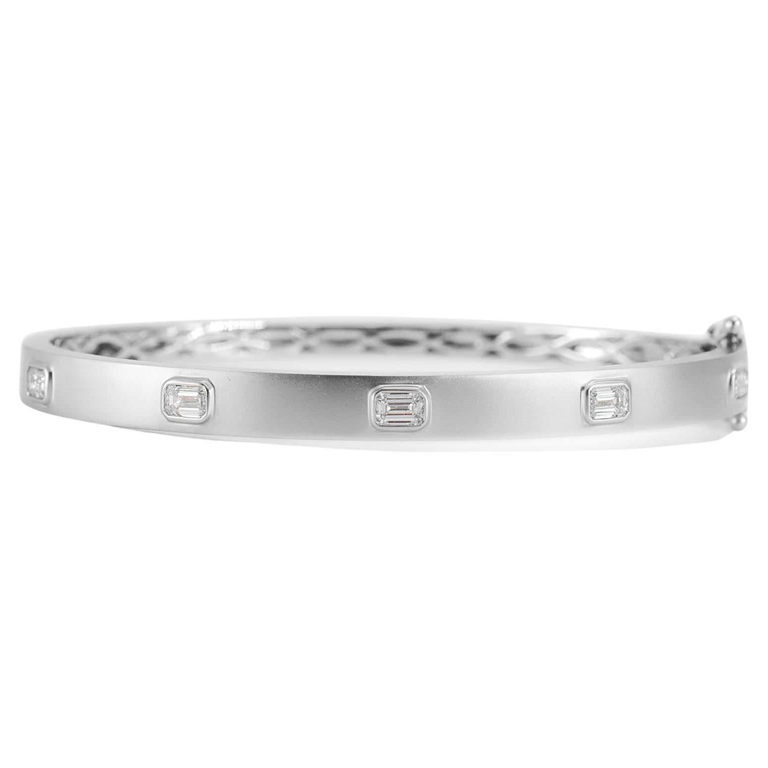 Bracelet jonc en or blanc 14 carats satiné avec cinq diamants de taille émeraude croisés