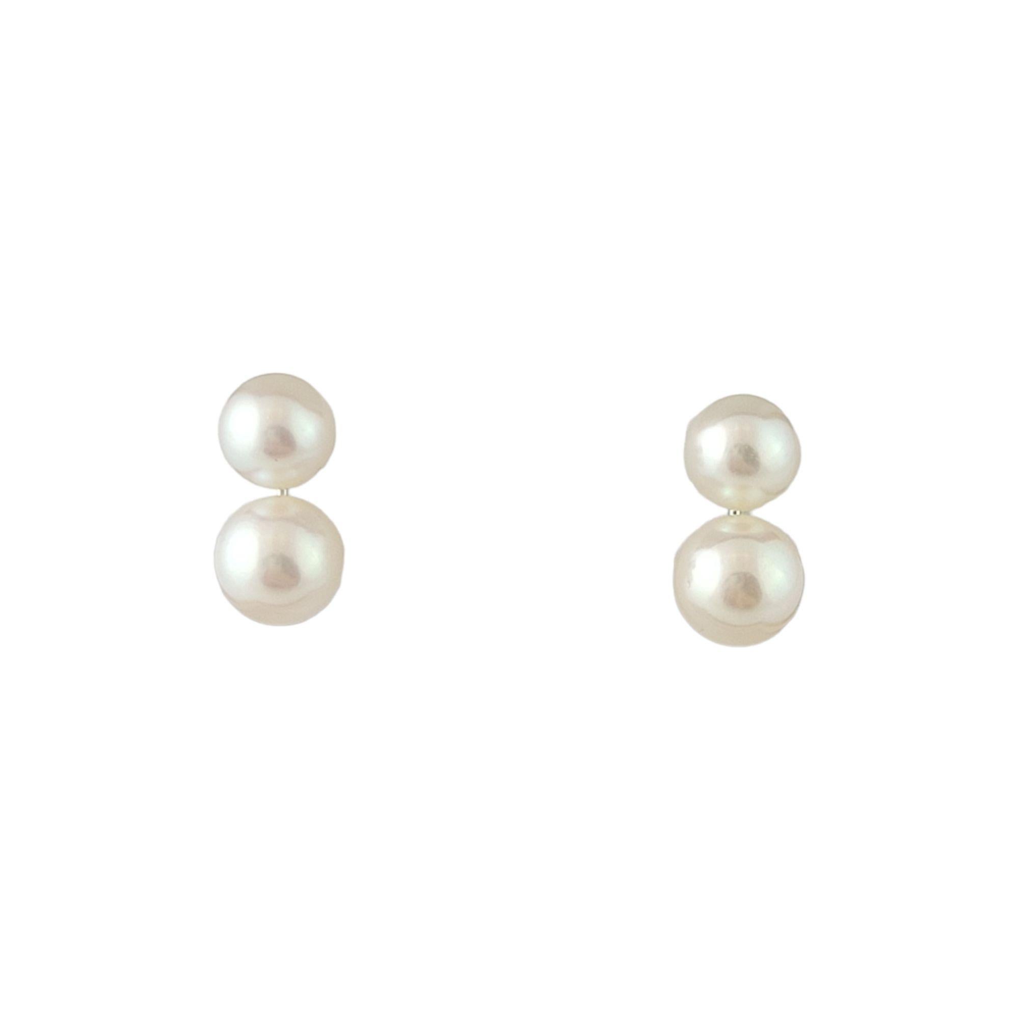 Vintage 14K White Gold Screw Back Double Pearl Earrings

Beautiful set of 14K white gold screw back earrings with 2 gorgeous pearls on each earring (4 total)!

Large pearls: 9mm
Small pearls: 7mm

Weight: 3.7 g/ 2.3 dwt

Hallmark: 14Kt

Very good