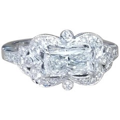 Anello con diamante taglio radiante in oro bianco 14k che va da est a ovest