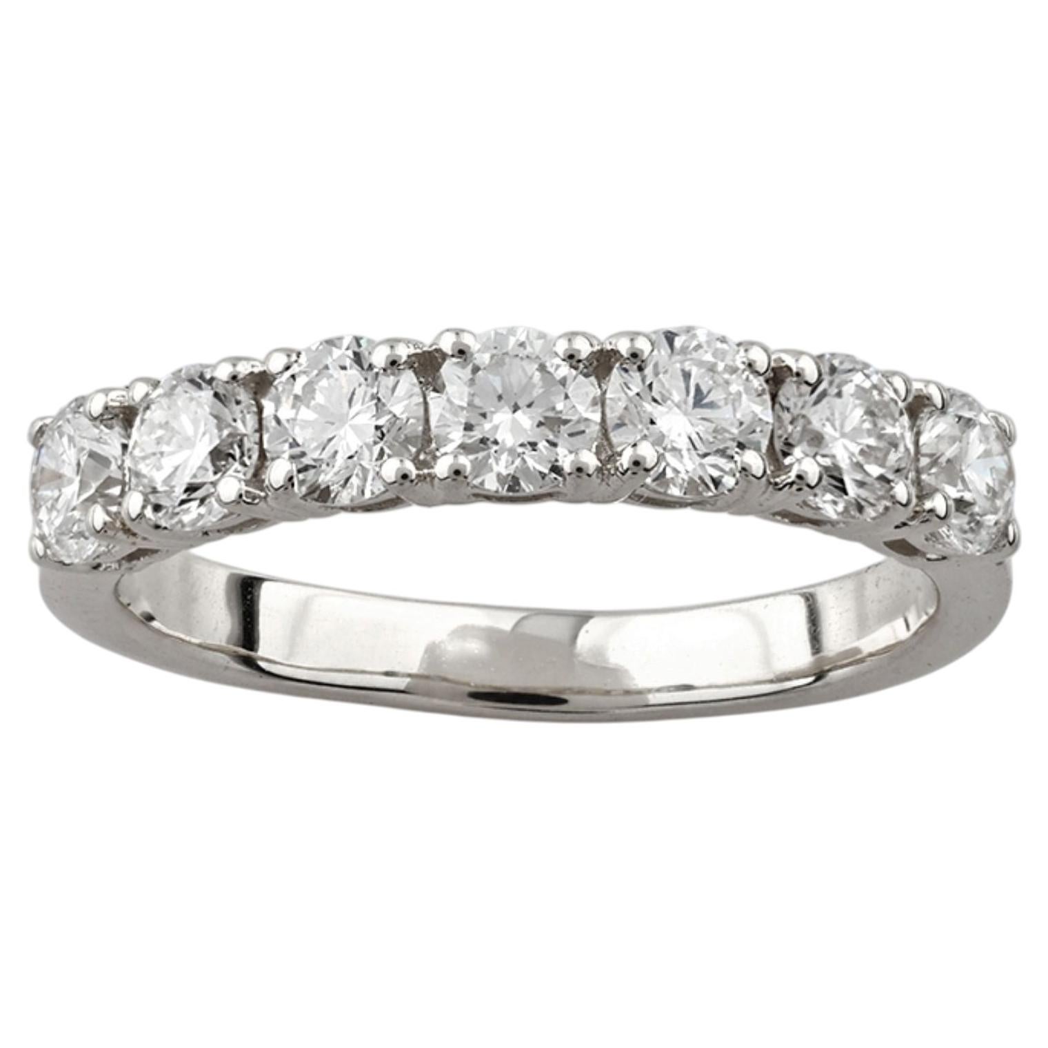 Anello con sette pietre e diamanti incastonati in oro bianco 14K in vendita