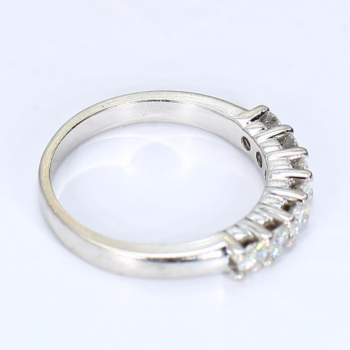 Ecco un anello a sette pietre in oro bianco 14k con sette splendidi diamanti di grado VS1/E. Con una rapida pulizia e rifinitura, questo anello sembrerà come nuovo.

- A. Stone Info -
7x Diamanti rotondi - VS1/E, ~0.10cts/ea, 3.1mm


Misura