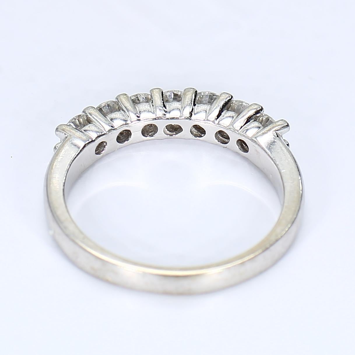 Taglio rotondo Anello con sette pietre in oro bianco 14k - Misura 7,75 in vendita