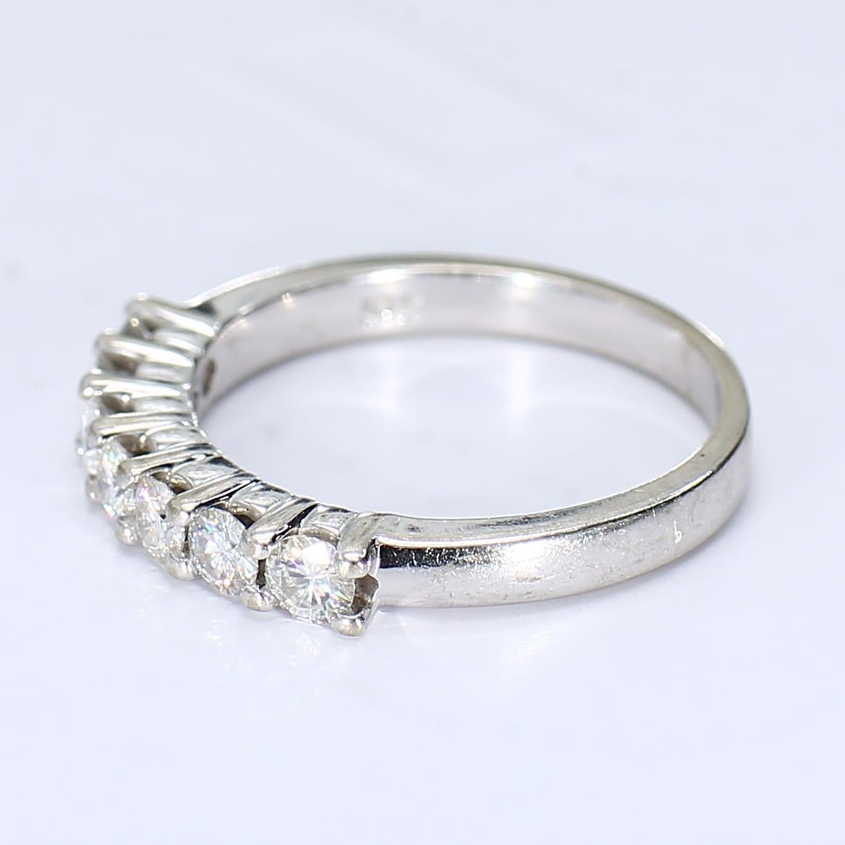 Anello con sette pietre in oro bianco 14k - Misura 7,75 In condizioni buone in vendita a Scottsdale, AZ