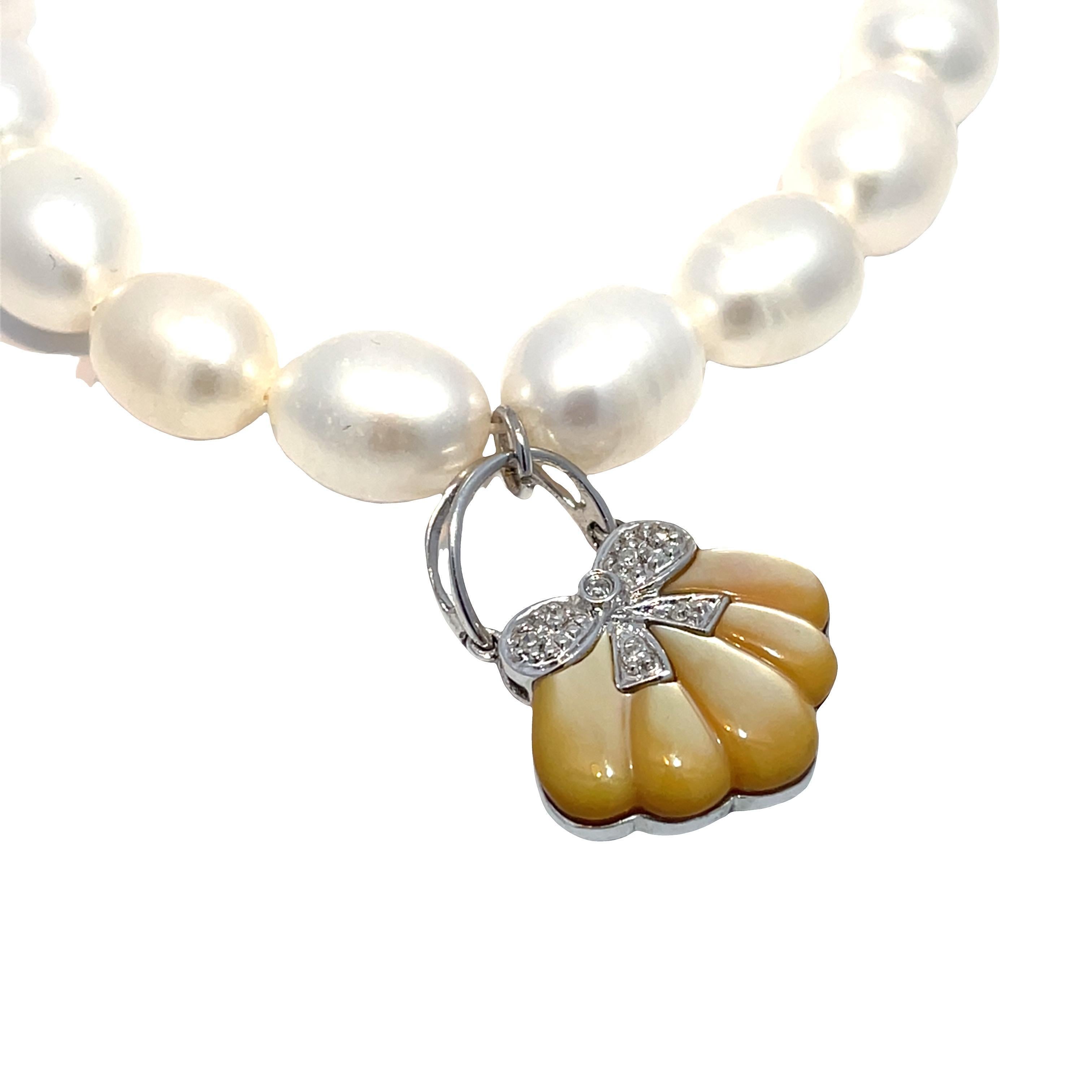 14k White Gold Shell, Mother of Pearl & Onyx Bag Charm Pearl Bracelet In Excellent Condition For Sale In New York, NY