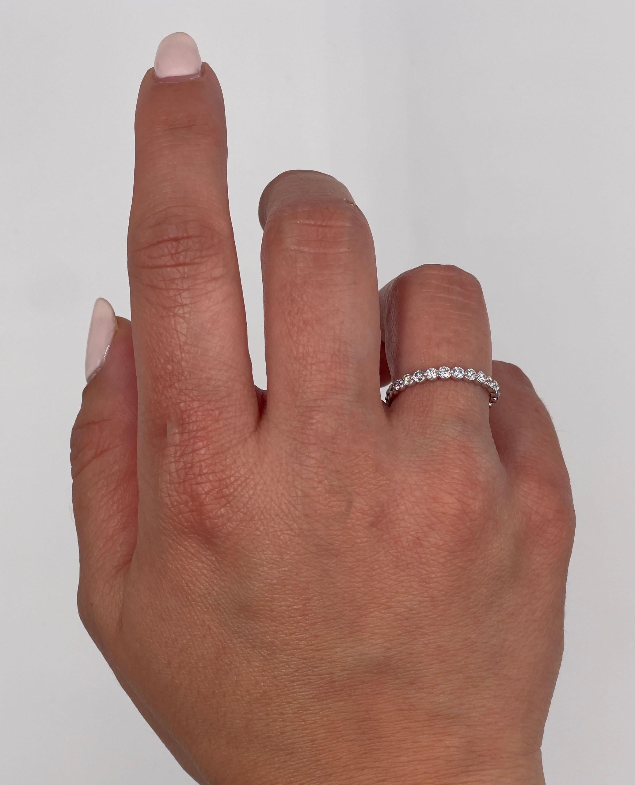 Fedina in oro bianco 14 carati con 22 diamanti rotondi a corona condivisa  per un peso totale di 0,66 carati. 

*Taglia 6
*Colore G/H, purezza VS2/SI 