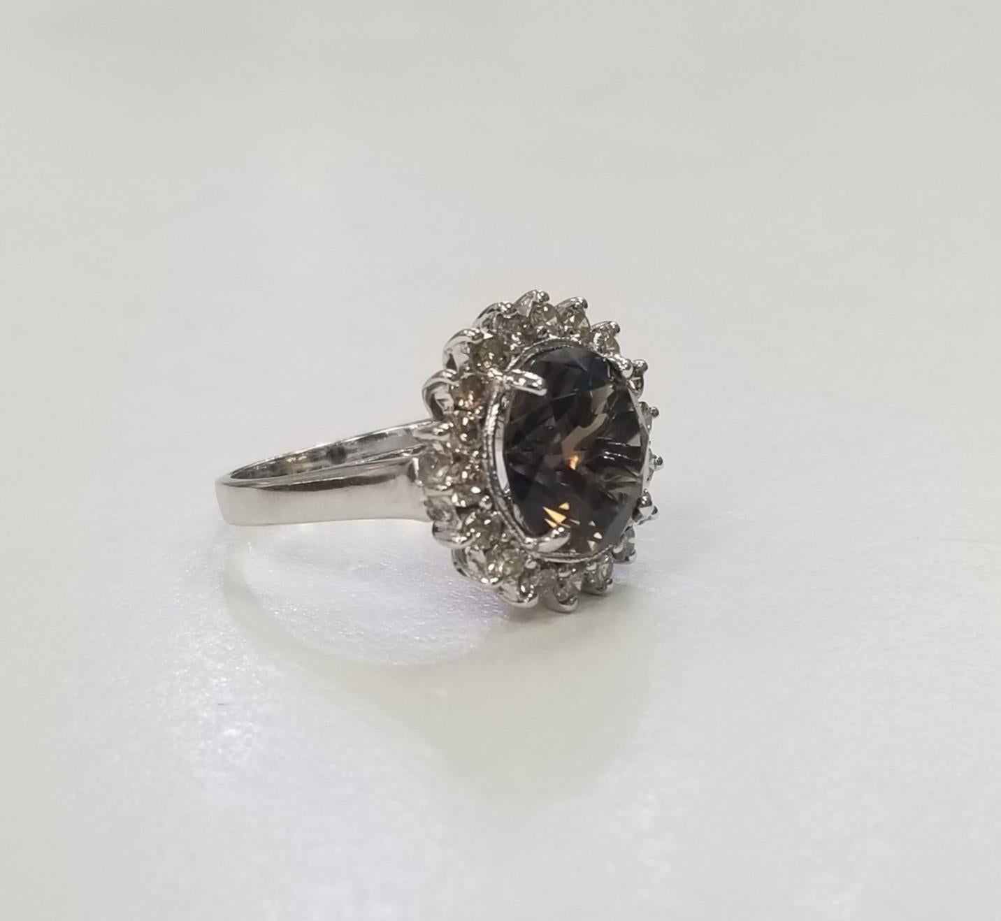 Spécifications :
Vintage Look (Excellent état)
Métal : Or blanc 14K  
Poids : 6.7Gr
Pierre principale : Quartz fumé pesant 4.18cts.
Pierres latérales : 18 diamants ronds de 1,02 ct.
Taille : 6.5
La bague est une taille 6,5 et peut être dimensionnée