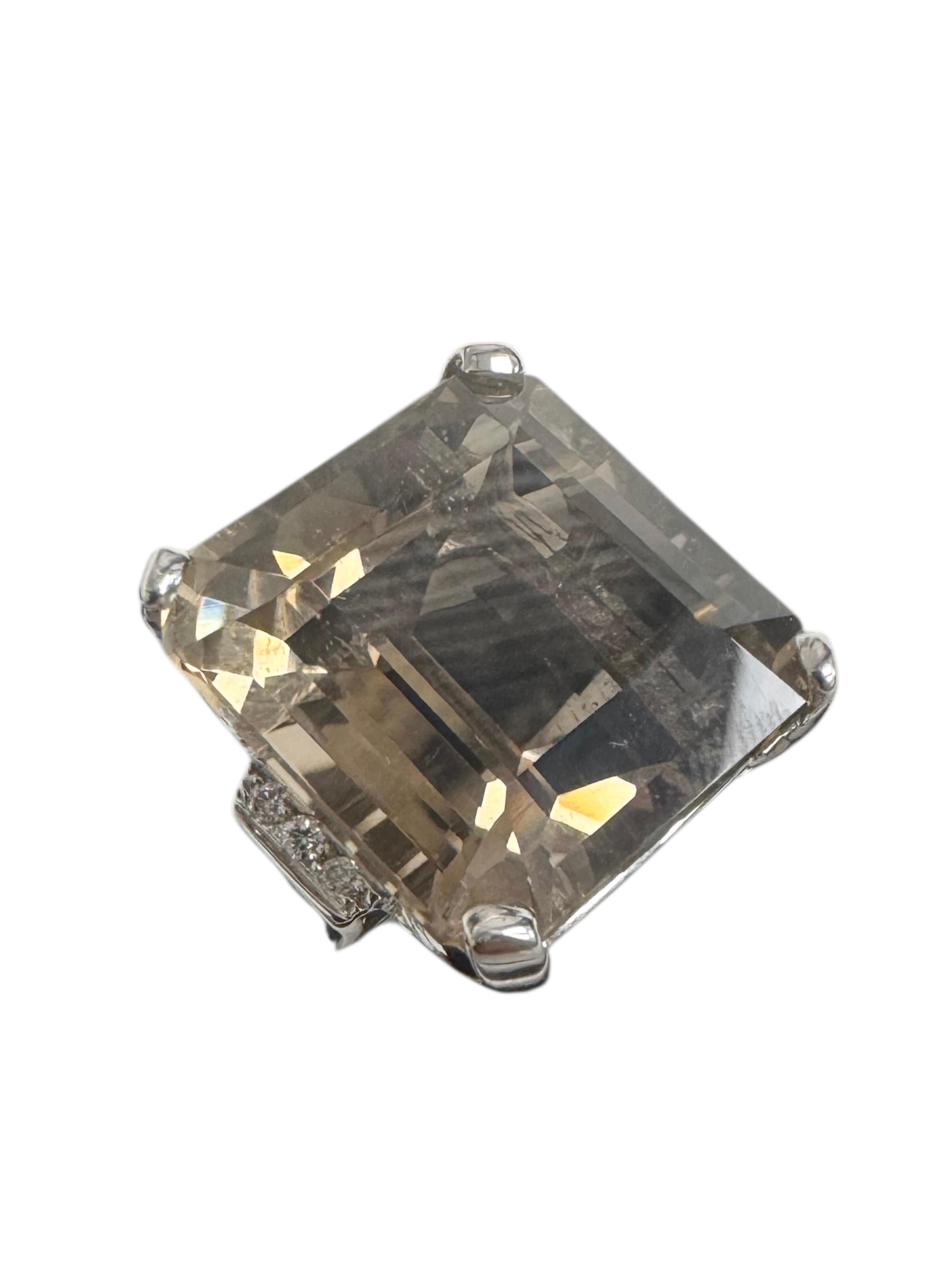 Taille carrée Bague de cocktail en or blanc 14K avec quartz fumé et diamants en vente