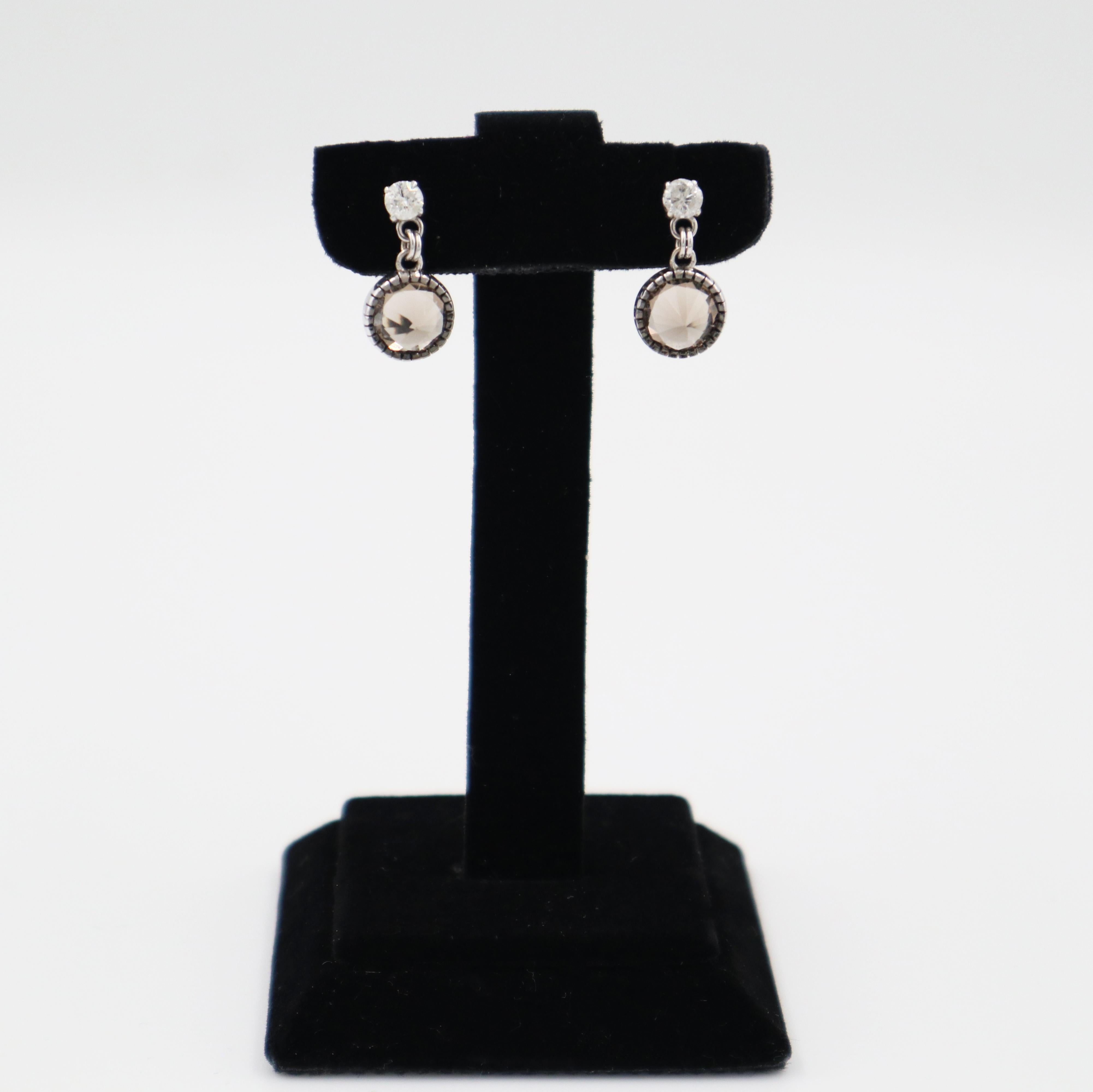Boucles d'oreilles pendantes en or blanc 14k avec quartz fumé en vente 1