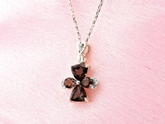 Ciondolo a croce infinita in quarzo fumé in oro bianco 14K