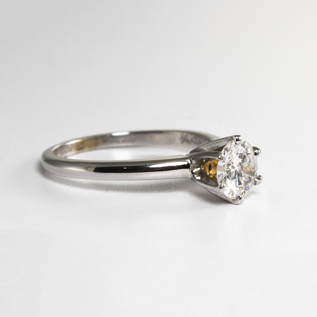 Solitär-Diamantring aus 14 Karat Weißgold.
Der Diamant ist 0,74ct rund brillant, H, I, J Farbe, I1 Klarheit.
Größe 5,5.
Ausgezeichneter Zustand!