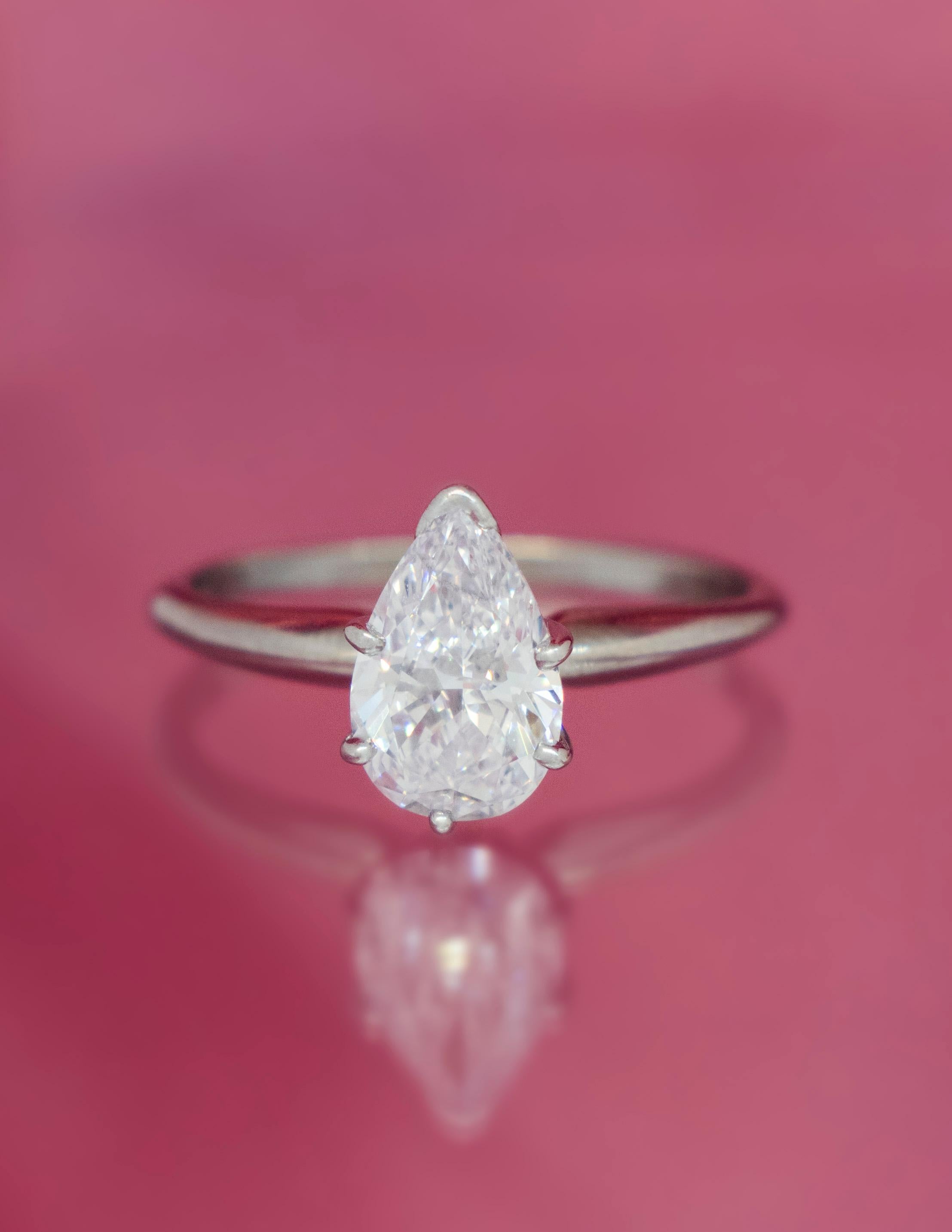 Modern 14K White Gold Solitaire Engagement Ring with GIA certified Pear Diamond 1.03 ct For Sale