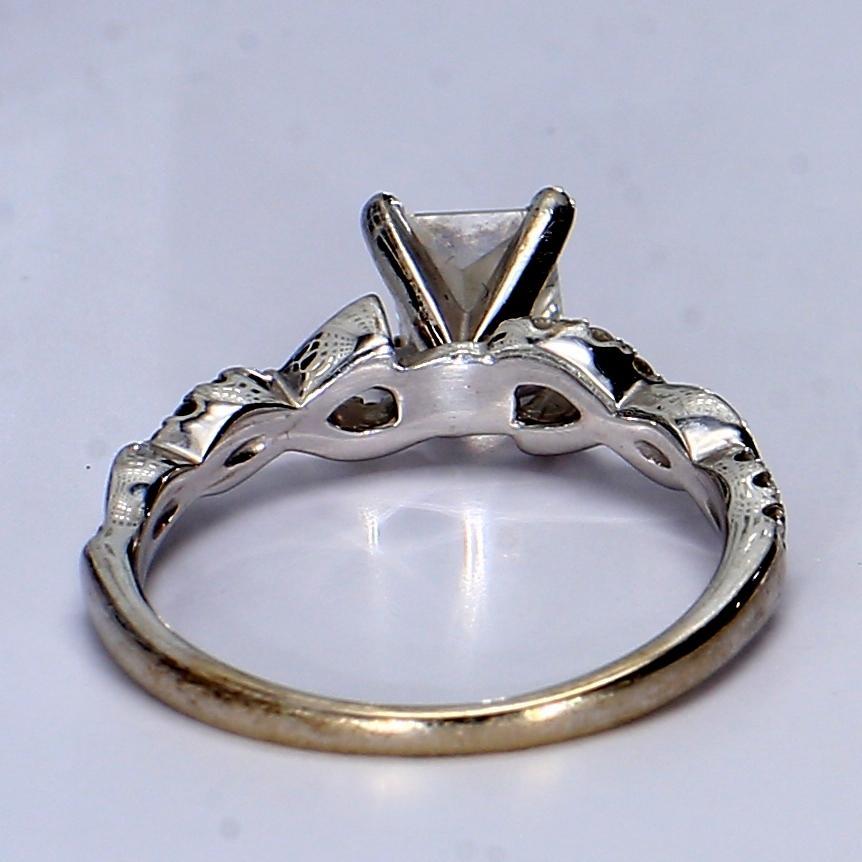 Bague solitaire en or blanc 14k avec bandeau de diamants torsadés - 5.25 Bon état - En vente à Scottsdale, AZ