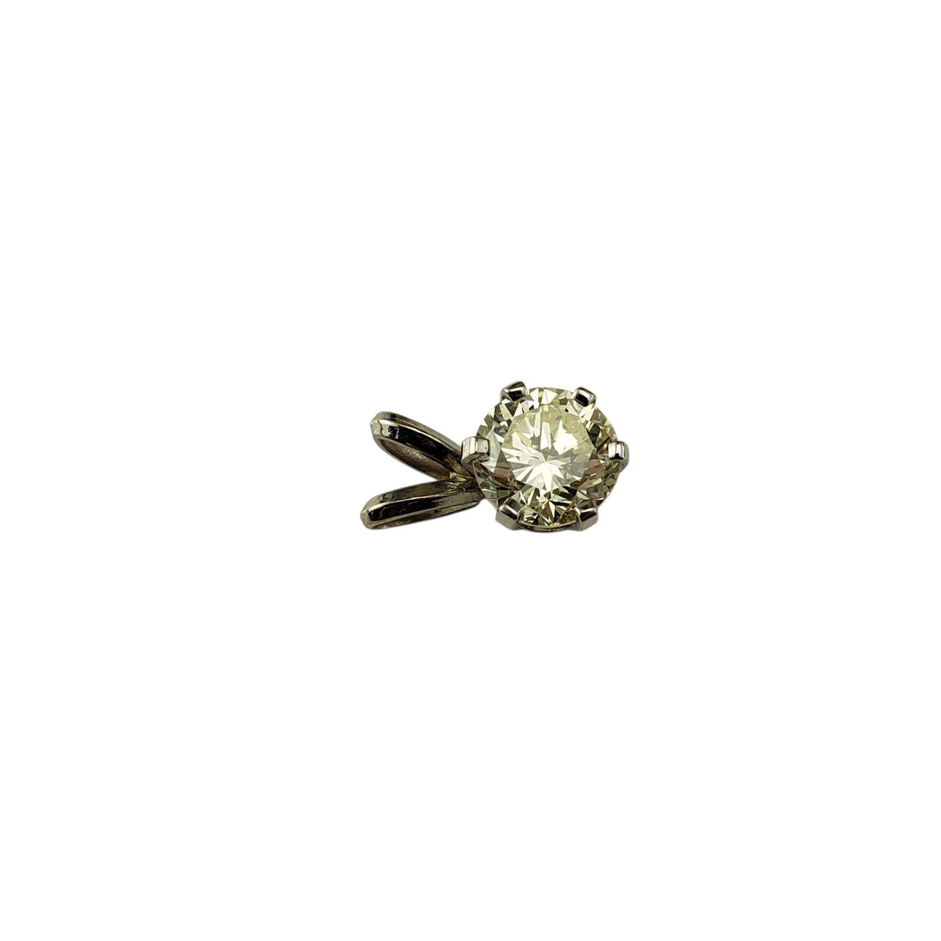 Ciondolo con diamante solitario in oro bianco 14 carati certificato JAGi...

Elegante e senza tempo, questo classico pendente solitario presenta un diamante rotondo taglio brillante incastonato in una montatura a 6 punte in oro bianco. Un look