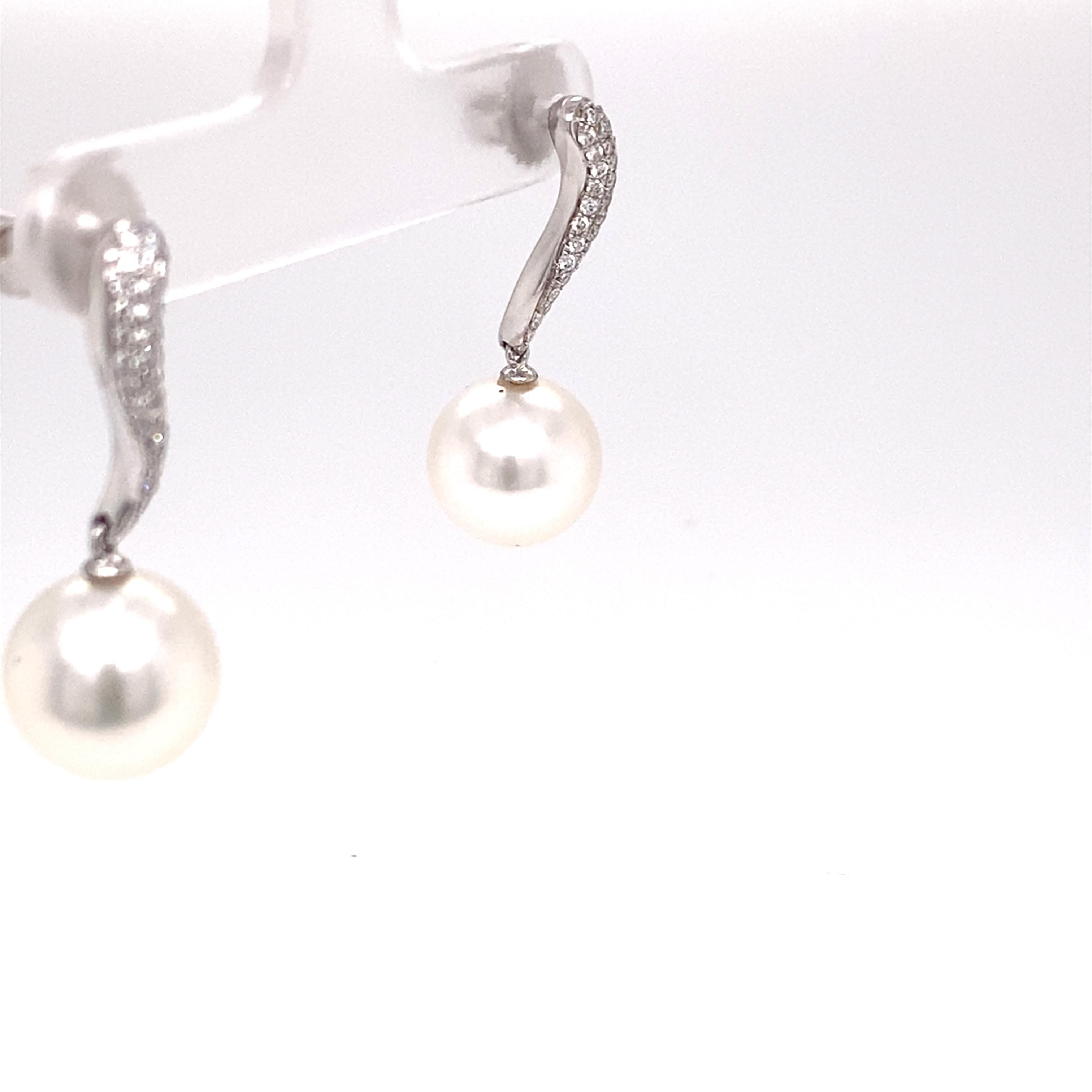 Contemporain Boucles d'oreilles pendantes en or blanc 14 carats avec perles des mers du Sud et diamants  en vente