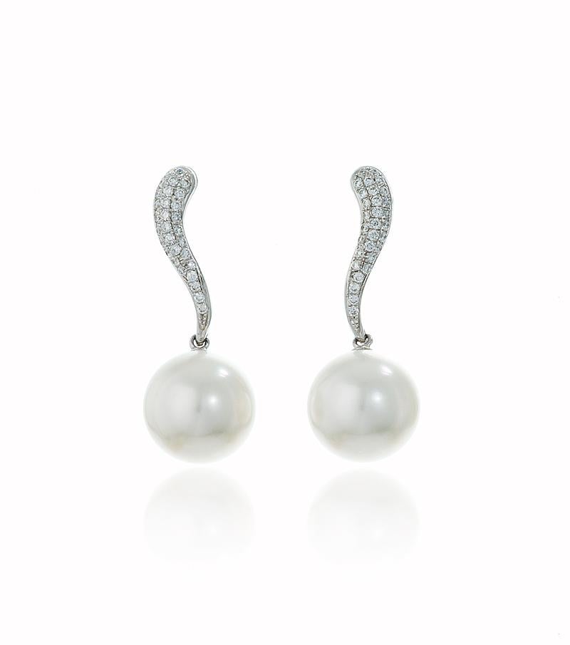 Taille ronde Boucles d'oreilles pendantes en or blanc 14 carats avec perles des mers du Sud et diamants  en vente