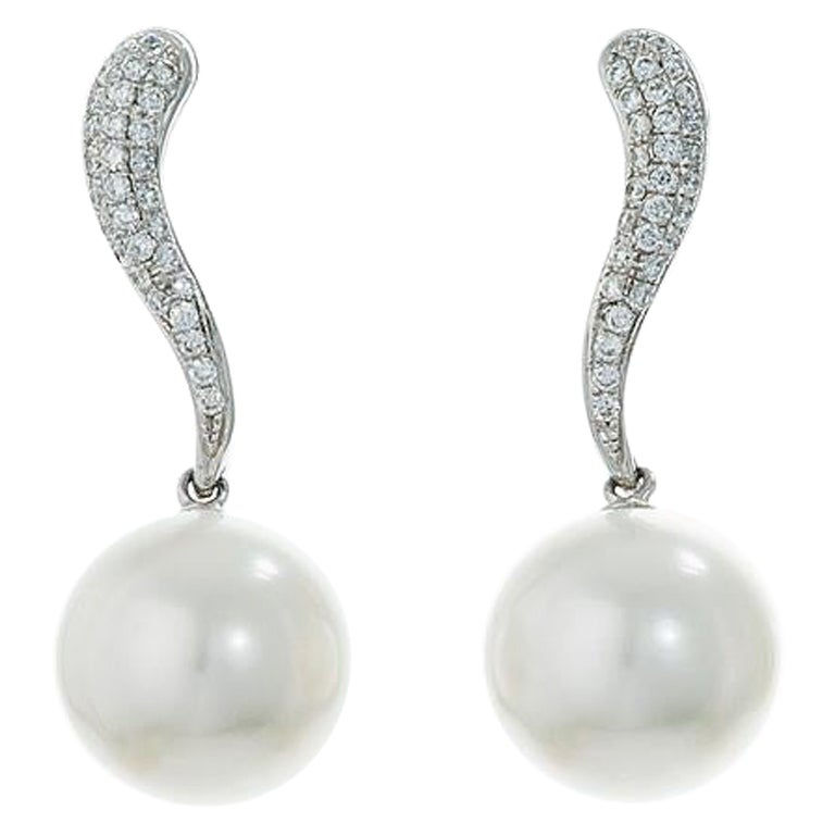 Boucles d'oreilles pendantes en or blanc 14 carats avec perles des mers du Sud et diamants