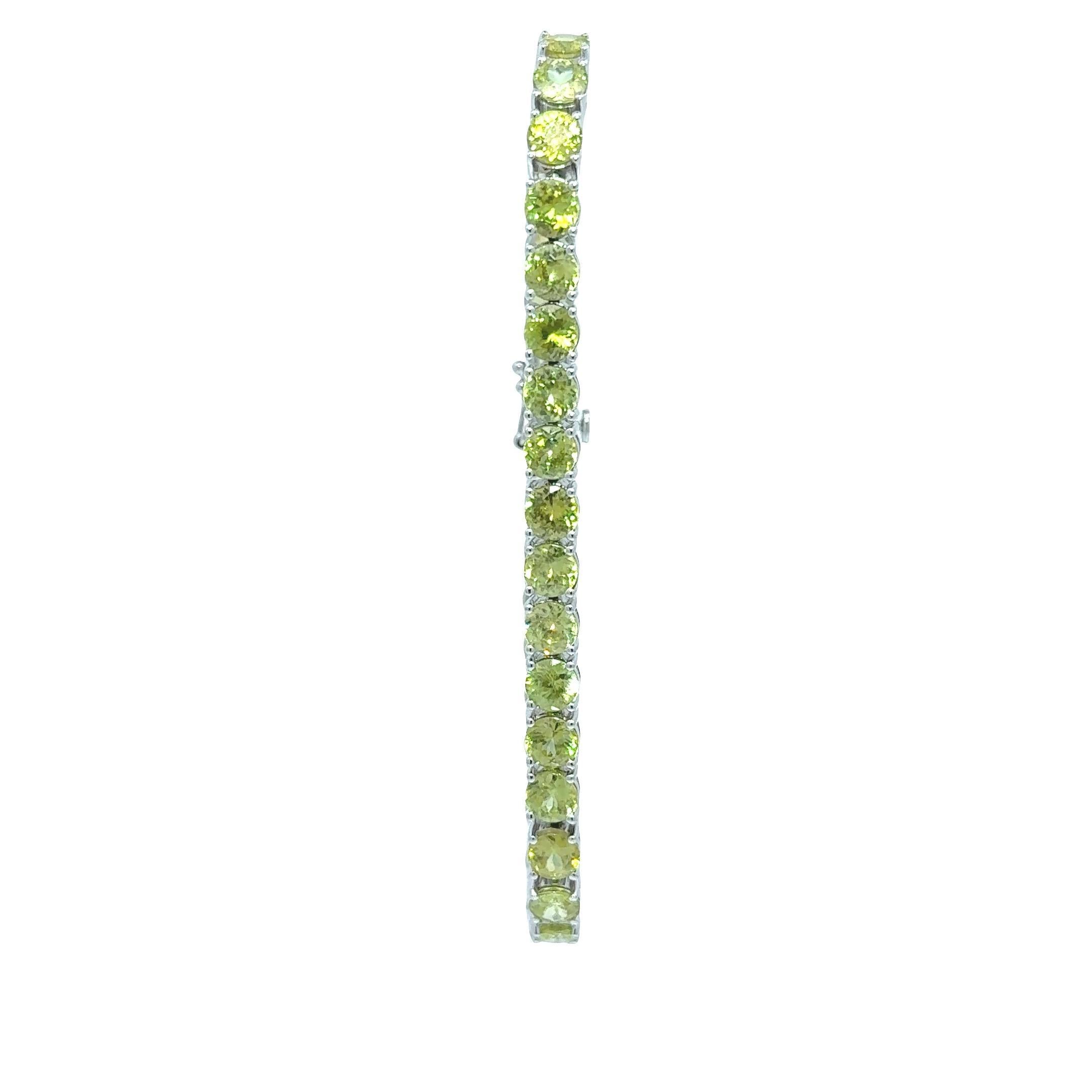 Una pulsera de tenis contemporánea, con un llamativo conjunto de esfena verde de talla redonda. La pulsera exhibe aproximadamente 20,00 quilates de esfena verde vibrante, que desprende el brillo y el fuego cautivadores por los que es conocida la