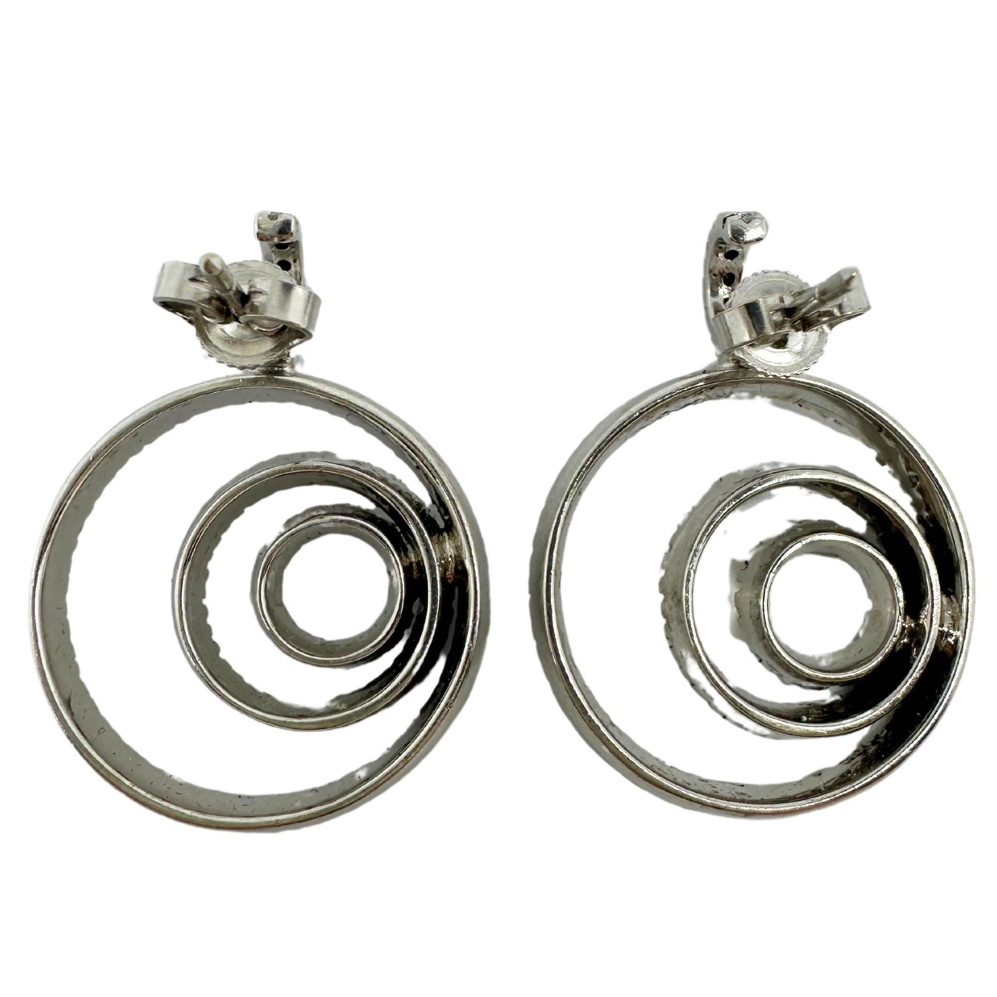14K White Gold Spiral Diamond Earrings
Condition: In good condition with some minor surface wear consistent with age.
Length: 1.10 inches
Metal: 14K White Gold
Weight: 10.0 grams
Diamonds: 1.04 carats