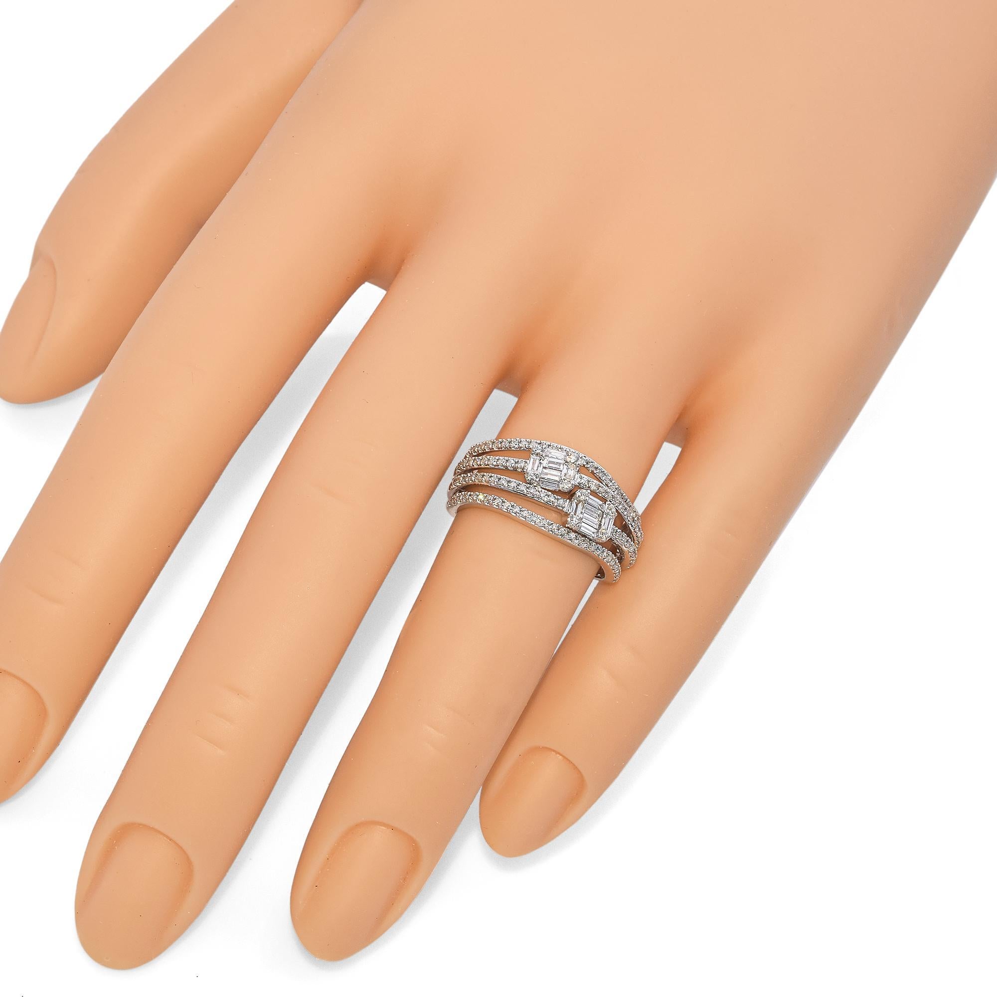 Contemporaneo Anello in oro bianco 14K con gambo diviso a quattro file di diamanti a baguette e rotondi da 0,48 TCW in vendita