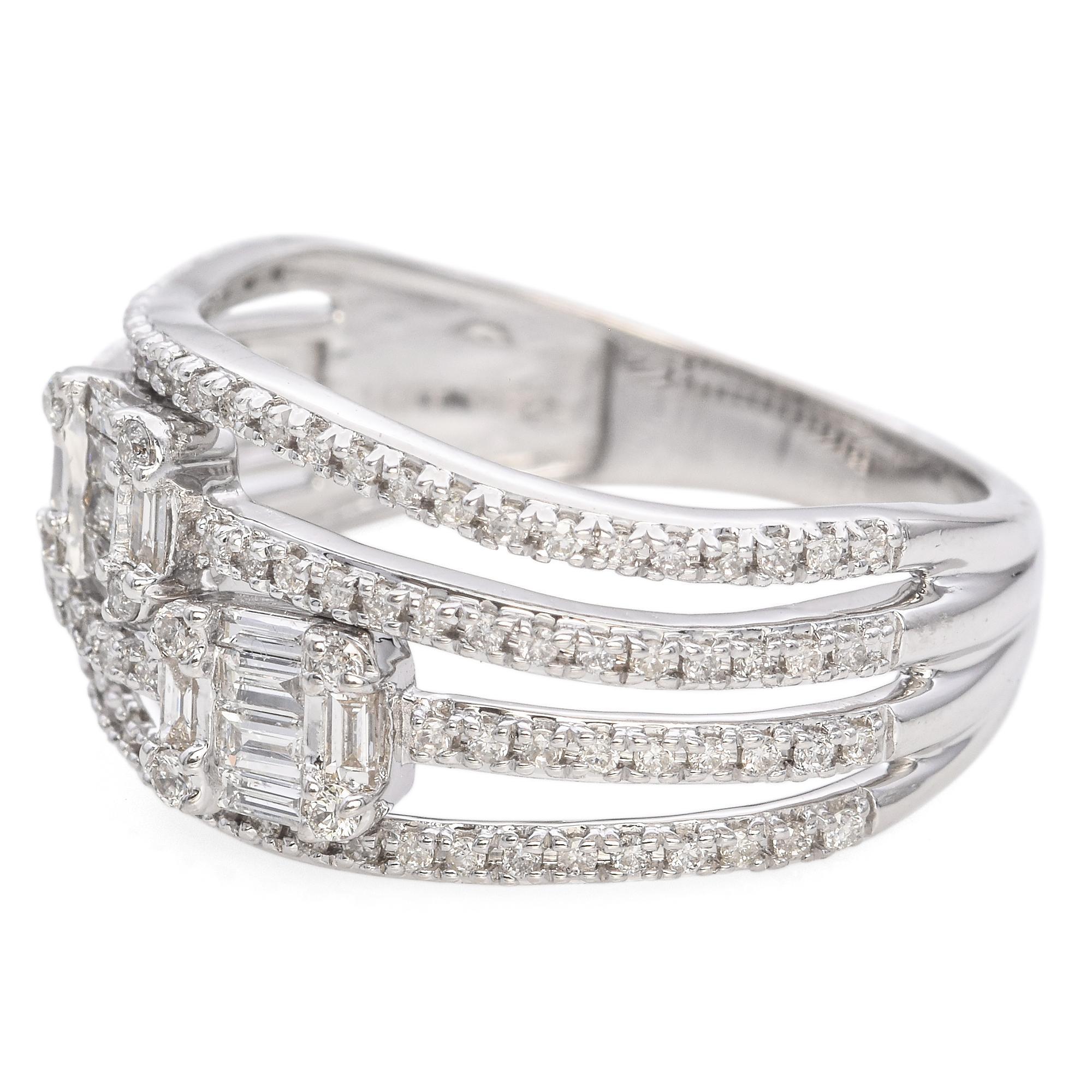 Taglio baguette Anello in oro bianco 14K con gambo diviso a quattro file di diamanti a baguette e rotondi da 0,48 TCW in vendita