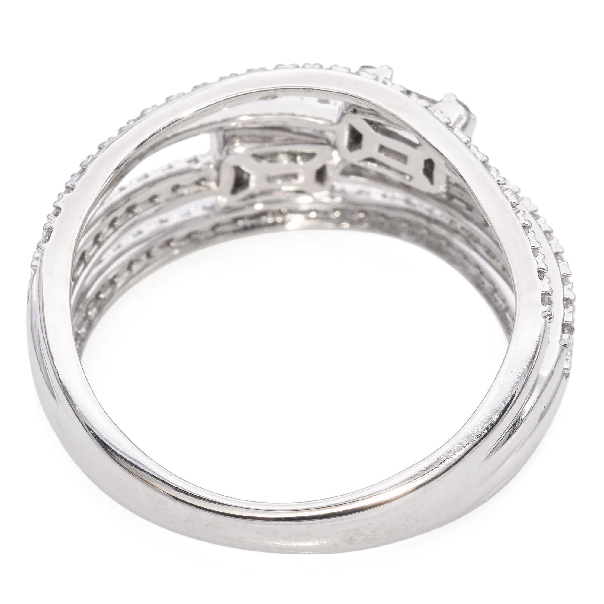 Anello in oro bianco 14K con gambo diviso a quattro file di diamanti a baguette e rotondi da 0,48 TCW In condizioni buone in vendita a New York, NY