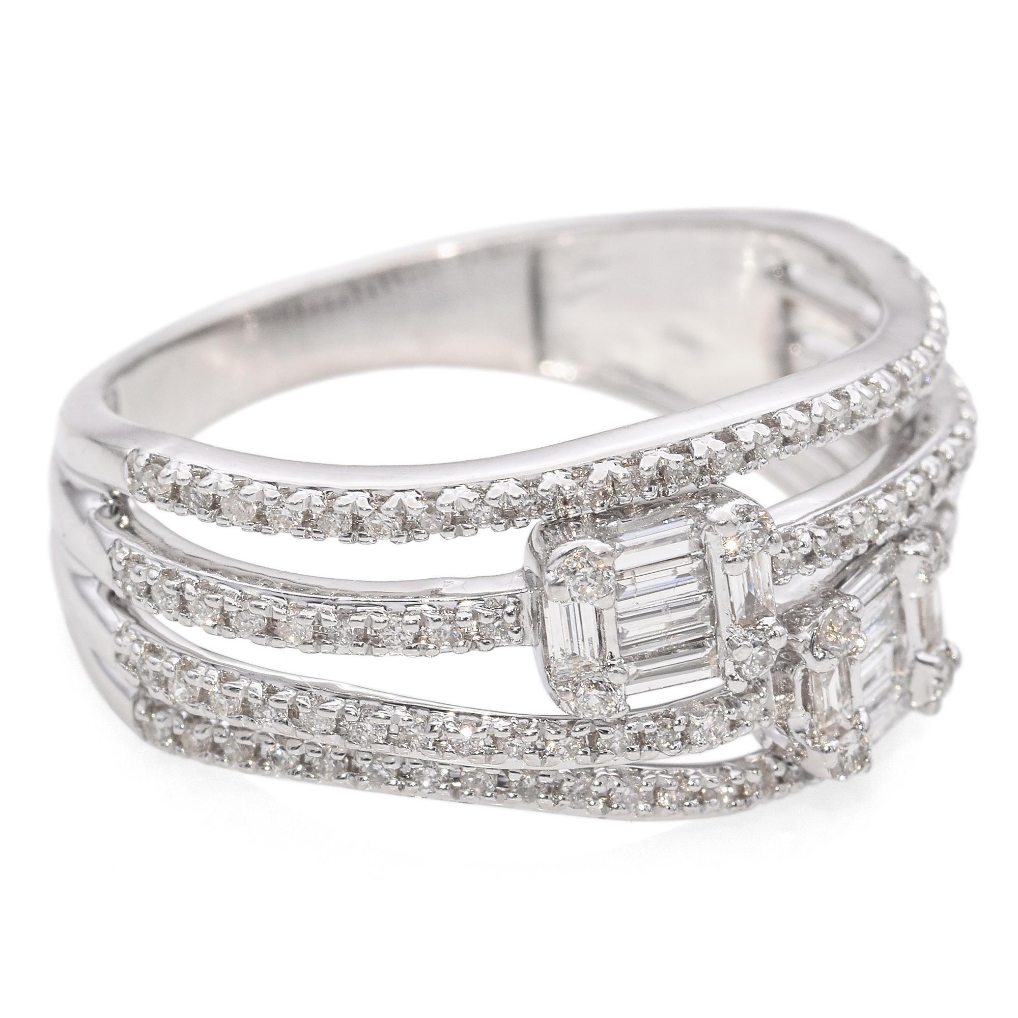 Donna Anello in oro bianco 14K con gambo diviso a quattro file di diamanti a baguette e rotondi da 0,48 TCW in vendita