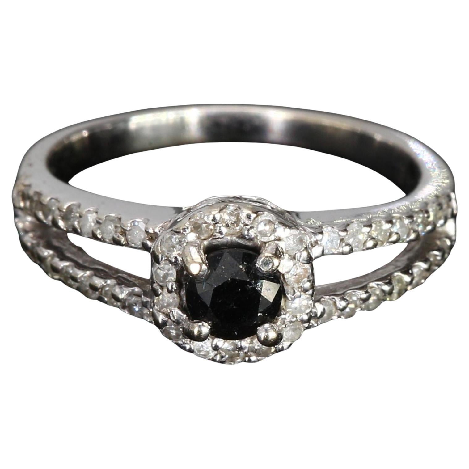 Anello in oro bianco 14k con gambo diviso e diamante nero centrale - misura 6,75