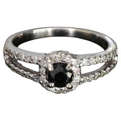 Anello in oro bianco 14k con gambo diviso e diamante nero centrale - misura 6,75