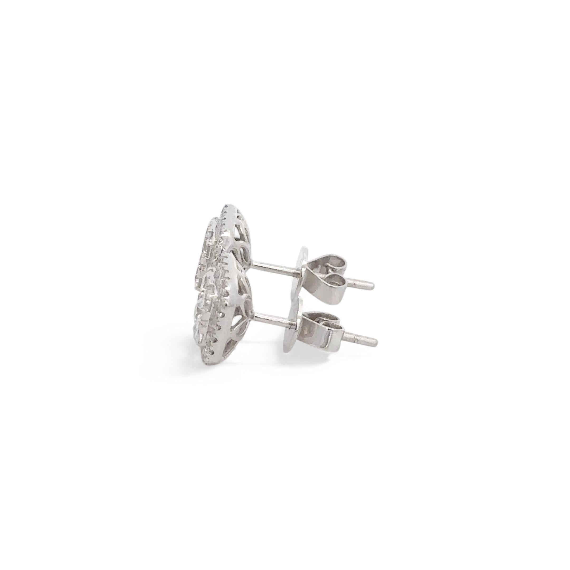 Queste squisite borchie quadrate a grappolo in oro bianco 14K brillano di raffinatezza e brillantezza. Il bellissimo design è caratterizzato da un insieme di 1,26 carati di splendidi diamanti rotondi e incastonati. Ogni perno vanta un delizioso