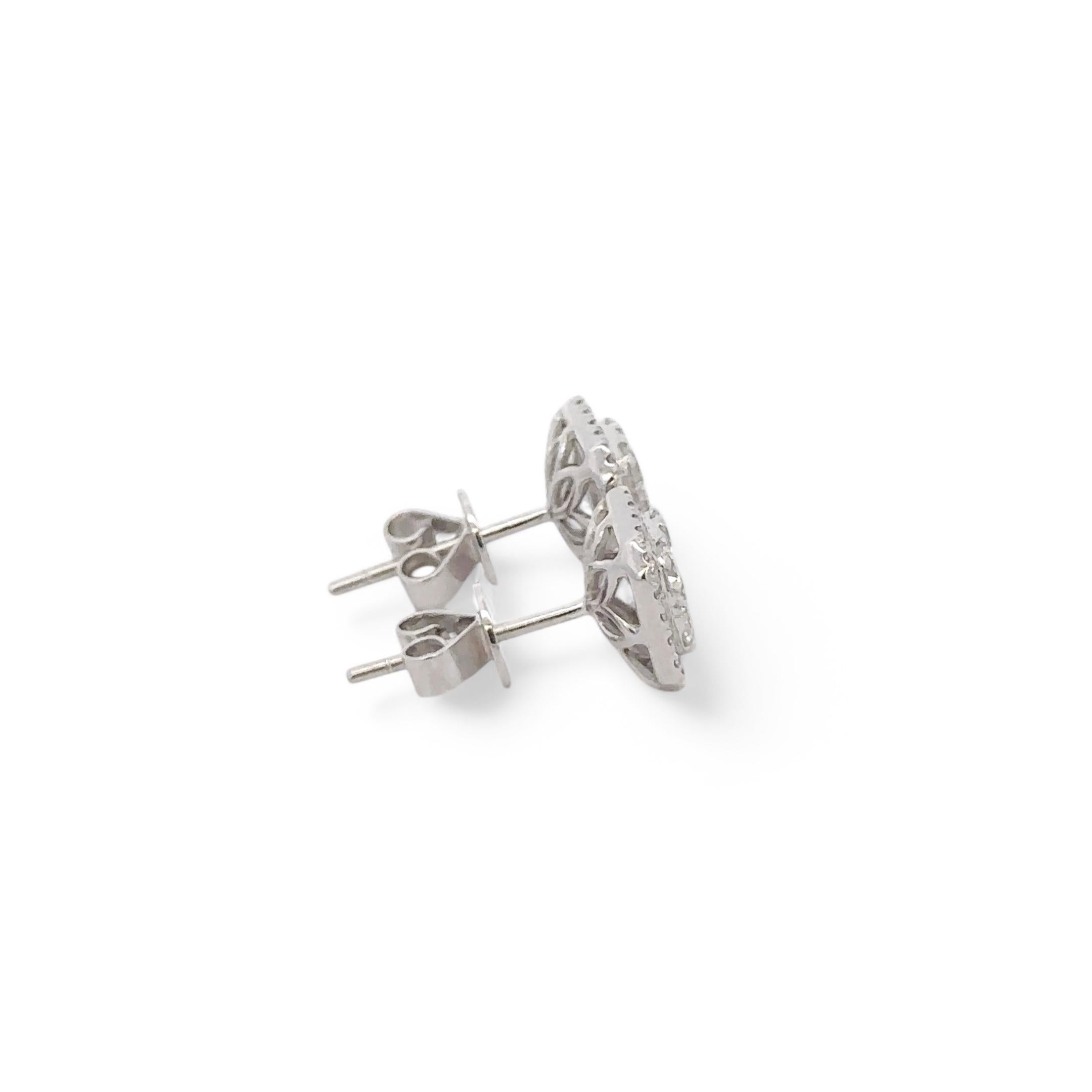 Taglio rotondo Borchie quadrate a grappolo in oro bianco 14K in vendita