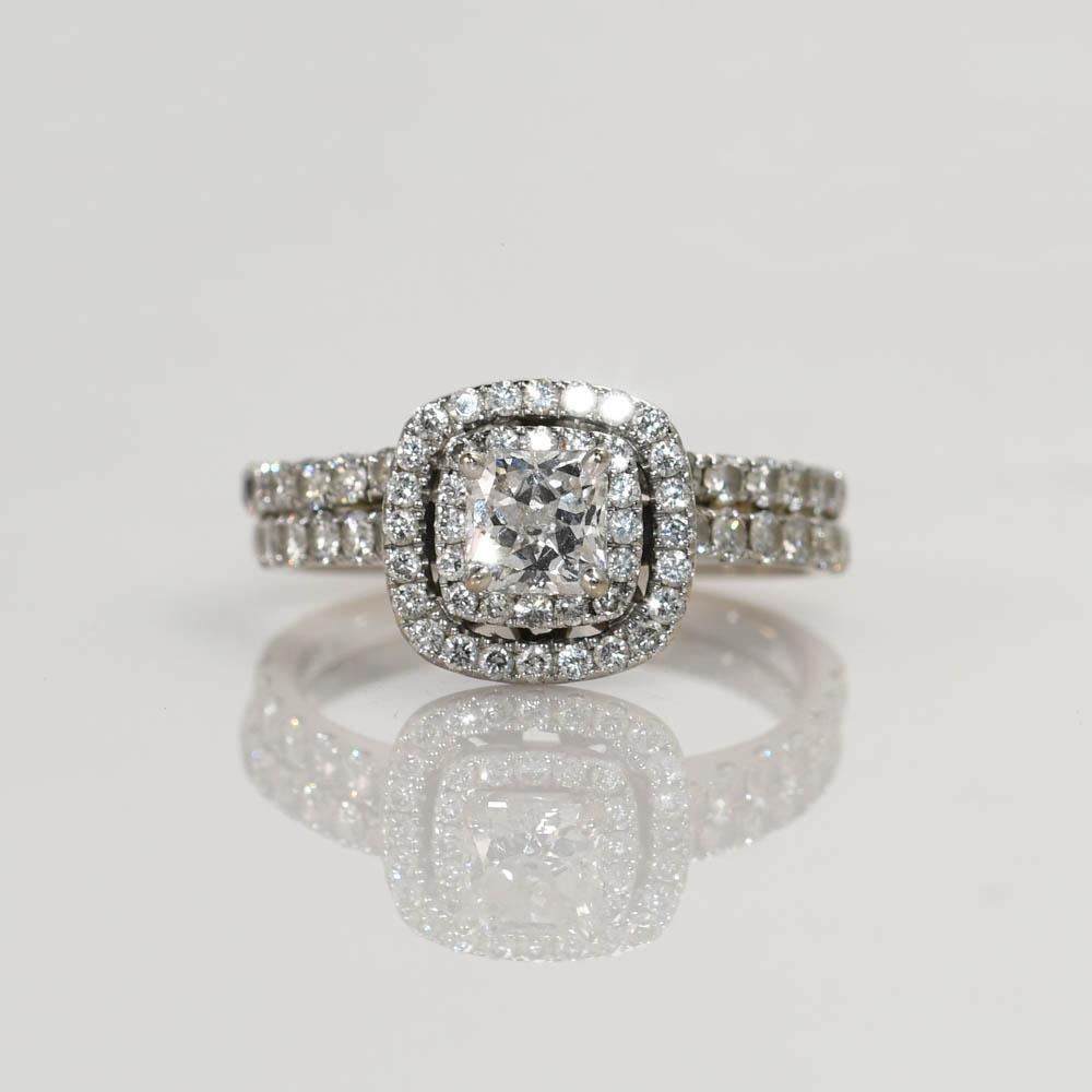 Bague de fiançailles pour dame en or blanc 14k et diamants de créateur.
Estampillé 14k, Neil Lane, et pèse 5,4 grammes en poids brut.
Le diamant central est une taille brillante modifiée carrée de 0,70 carat, de couleur G, H, I et de pureté I1.
Sur