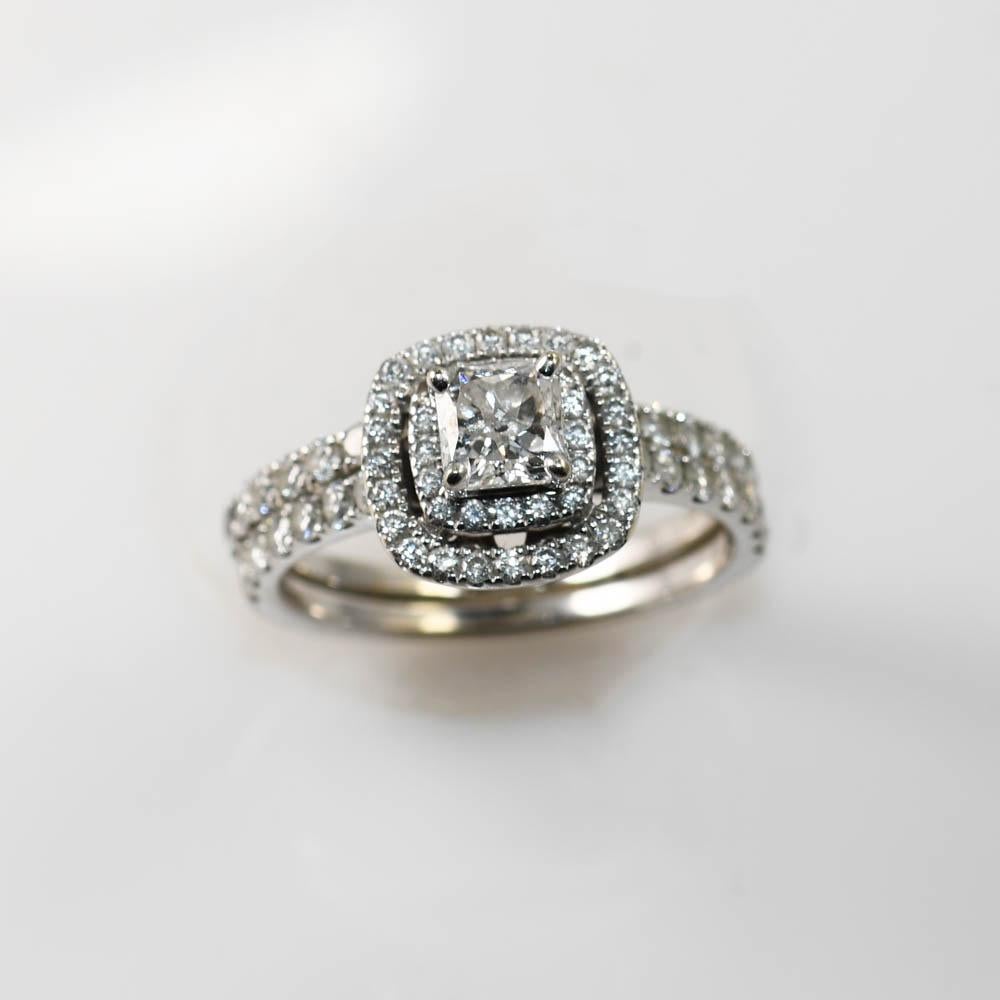 Taille carrée Bague de fiançailles en or blanc 14K à diamant brillant modifié carré 0.70ct en vente