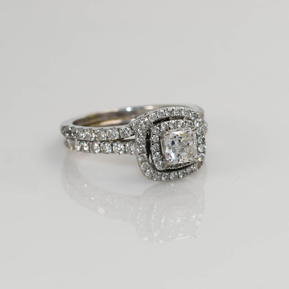 Bague de fiançailles en or blanc 14K à diamant brillant modifié carré 0.70ct en vente 1