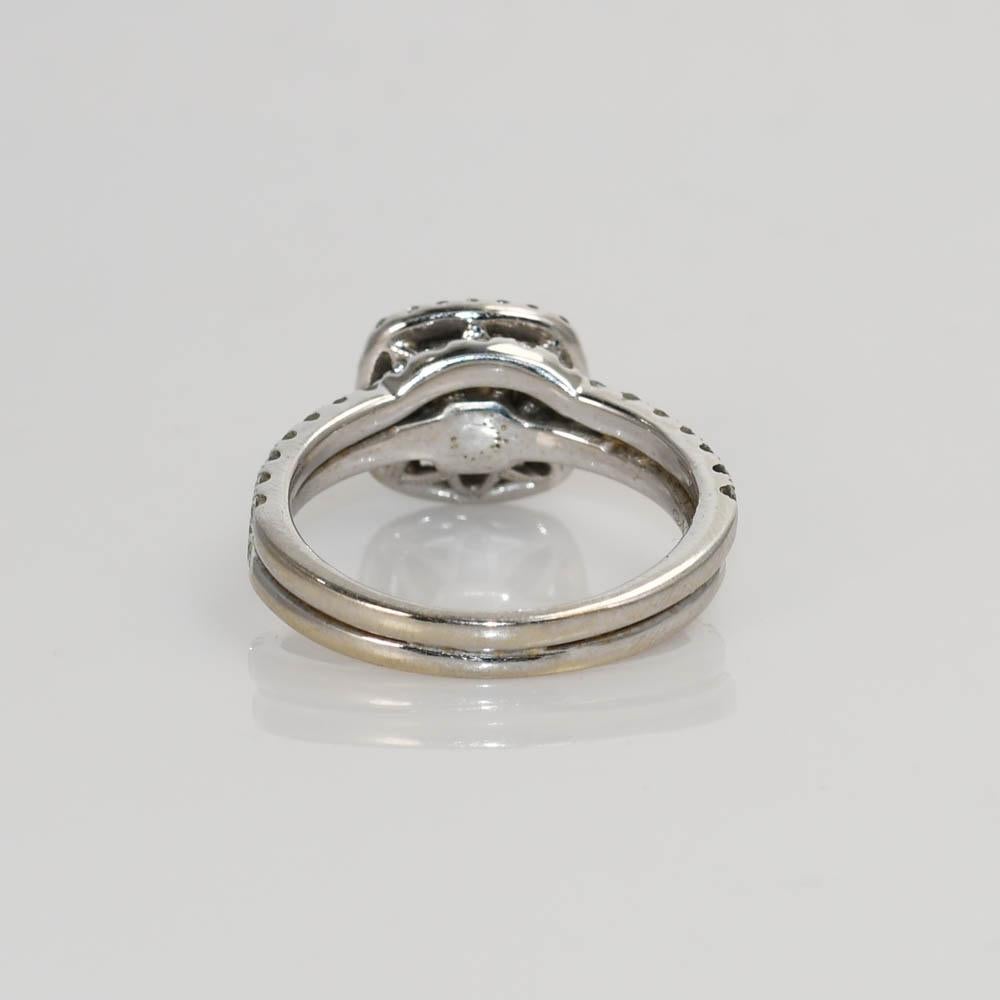 Bague de fiançailles en or blanc 14K à diamant brillant modifié carré 0.70ct en vente 2