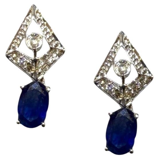 Eleganti orecchini a goccia in oro bianco 14K con zaffiri naturali dello Sri Lanka e diamanti per un peso totale di circa 0,85 carati. Gli zaffiri presentano una ricca e vivida tonalità blu reale, accentuata da 0,15 carati di raffinati diamanti