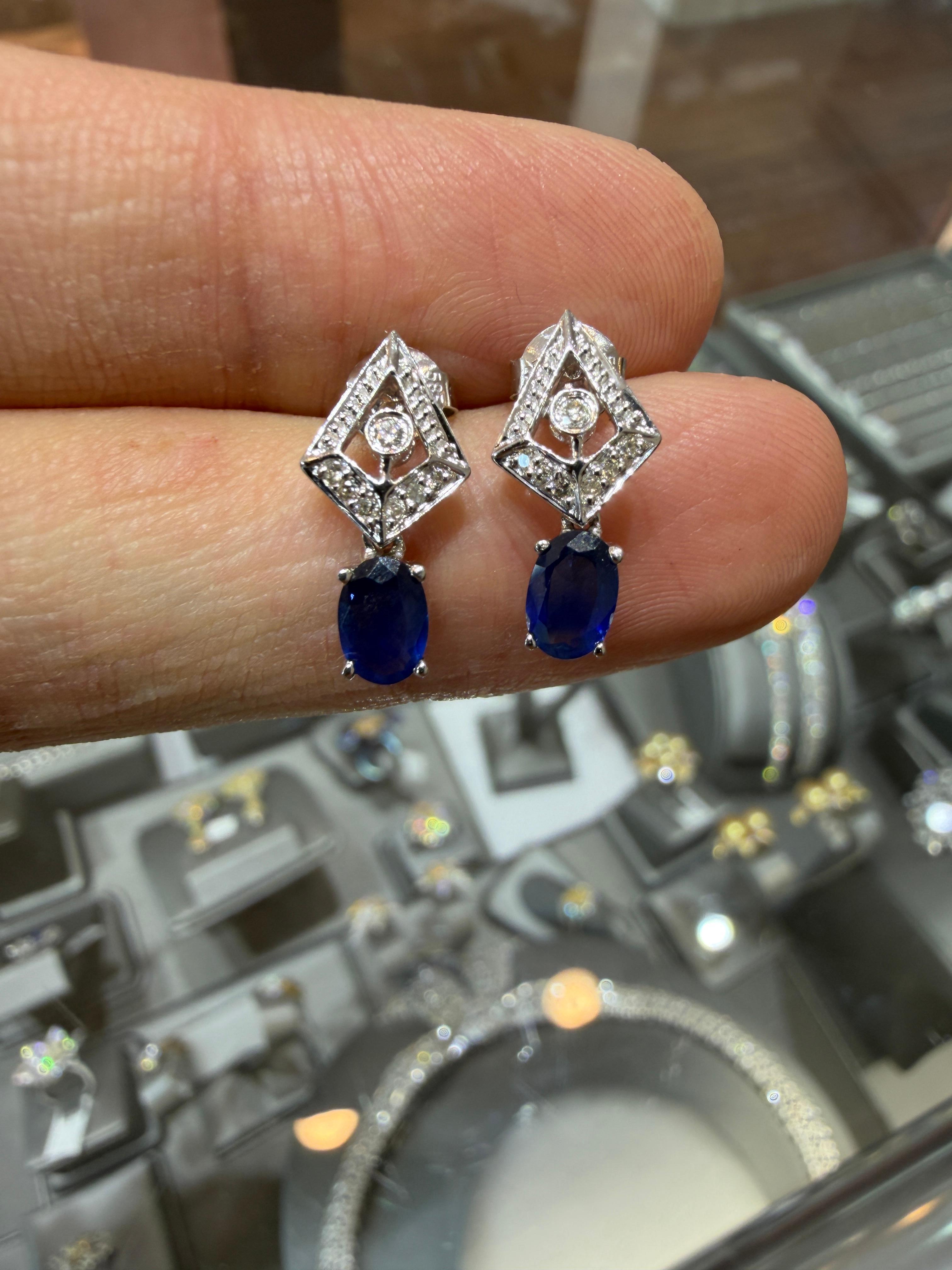 Taglio ovale Orecchini a goccia in oro bianco 14K con zaffiro e diamante dello Sri Lanka in vendita