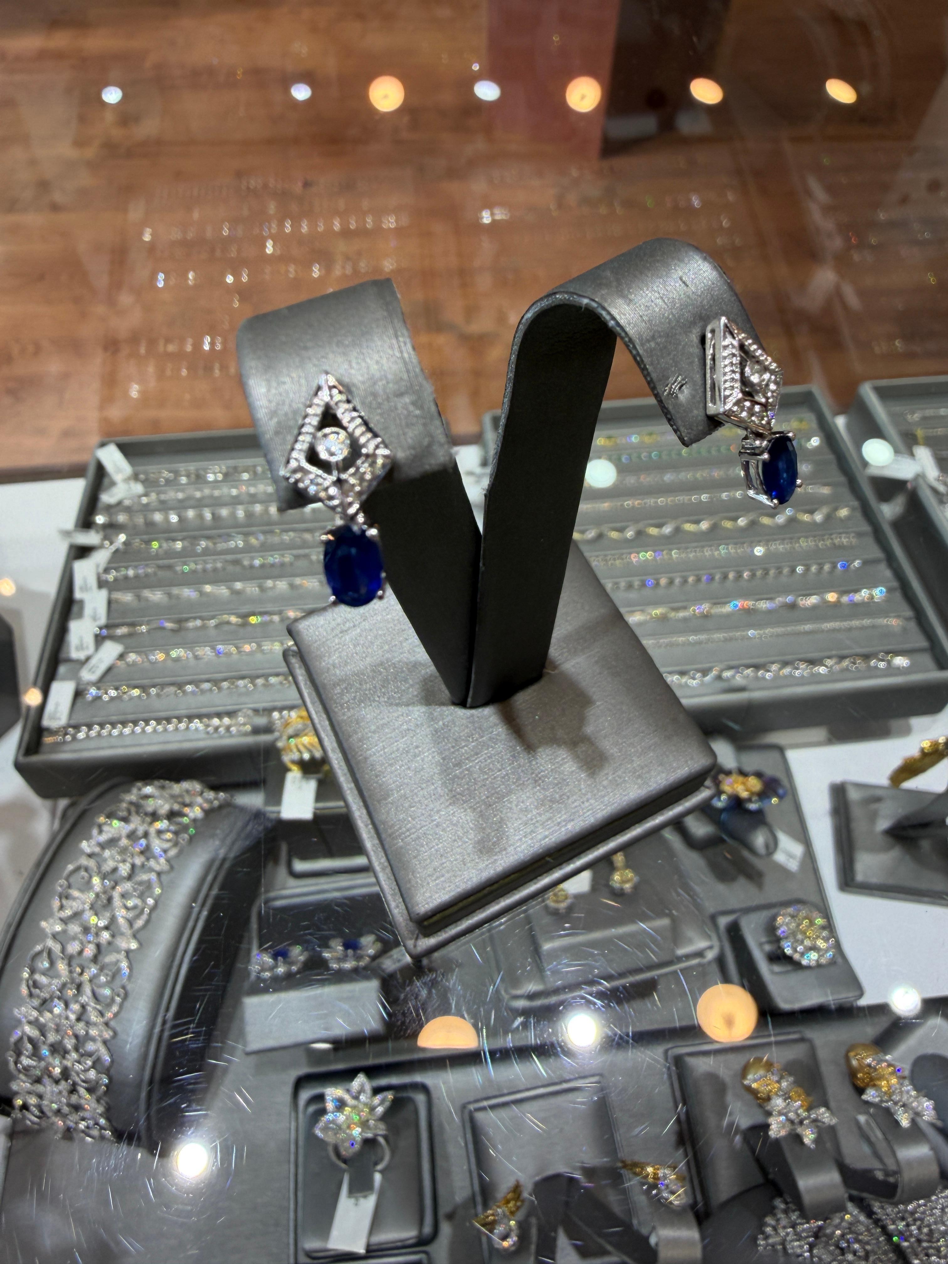 Orecchini a goccia in oro bianco 14K con zaffiro e diamante dello Sri Lanka In condizioni ottime in vendita a Great Neck, NY