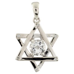 Pendentif étoile de David en or blanc 14 carats avec topaze blanche solitaire.